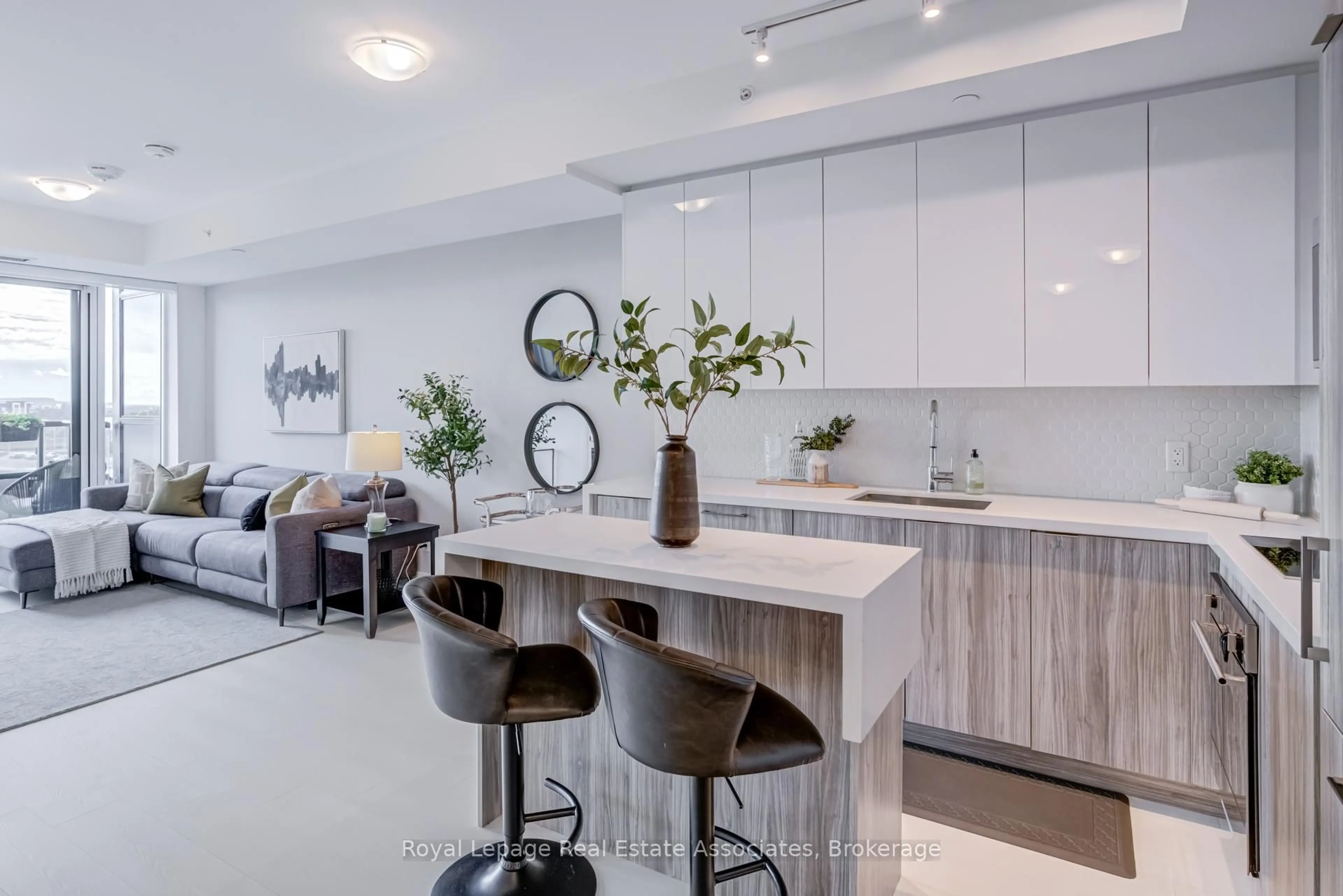 Contemporary kitchen, unknown for 2481 Taunton Rd #607, Oakville Ontario L6H 0G3