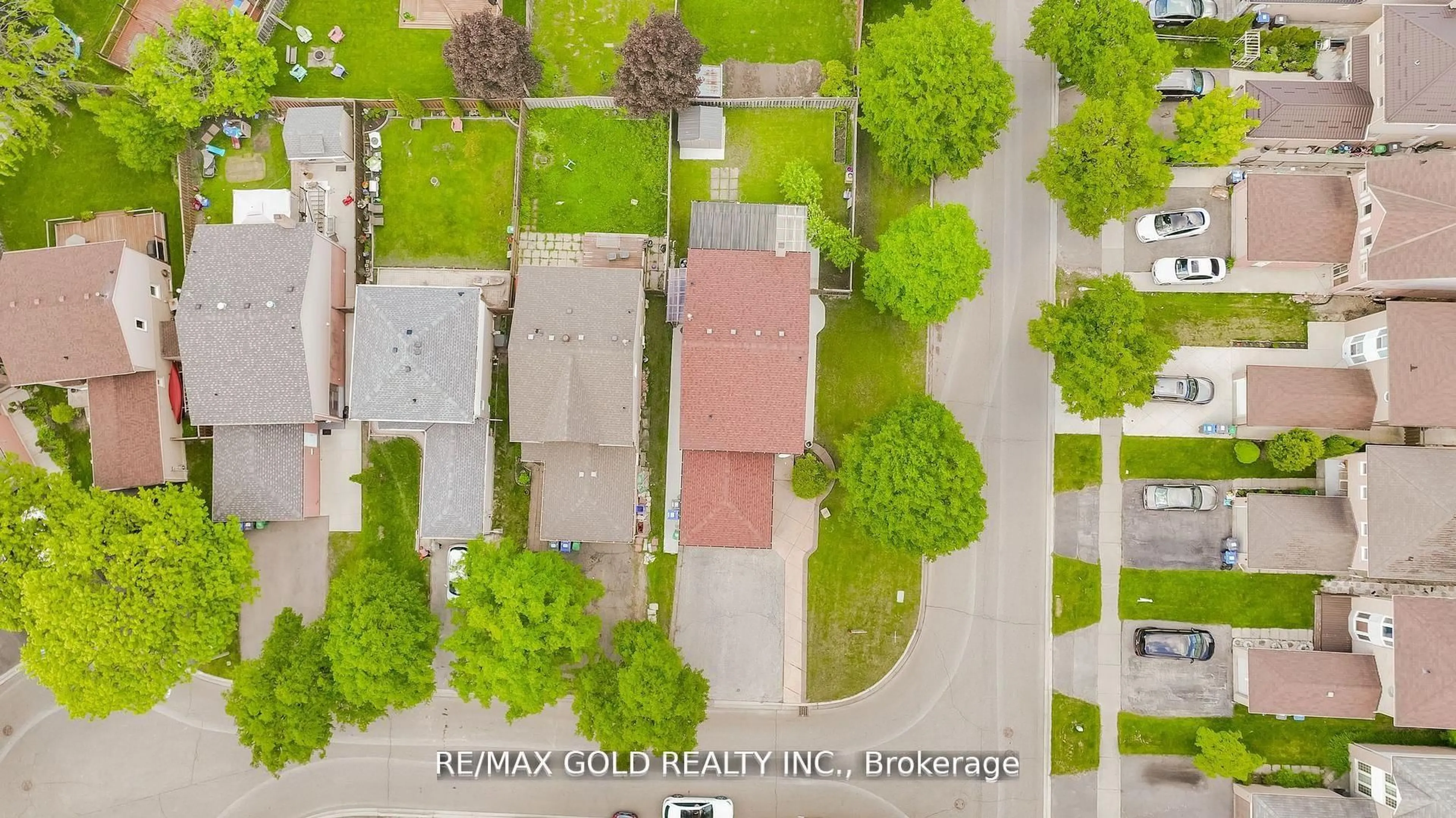 A pic from outside/outdoor area/front of a property/back of a property/a pic from drone, street for 32 Myrtle Crt, Brampton Ontario L6S 5B2
