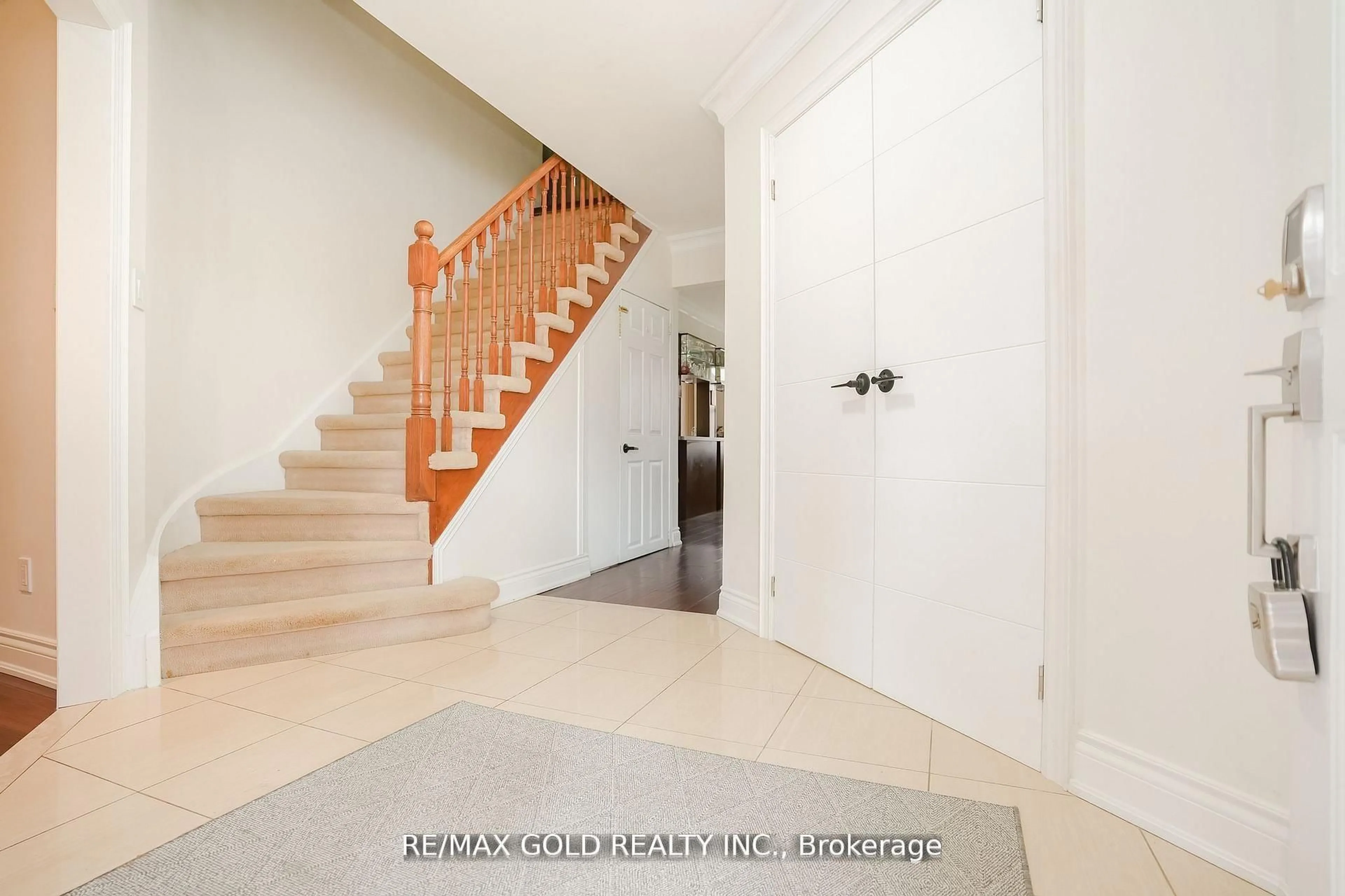 Indoor entryway for 32 Myrtle Crt, Brampton Ontario L6S 5B2