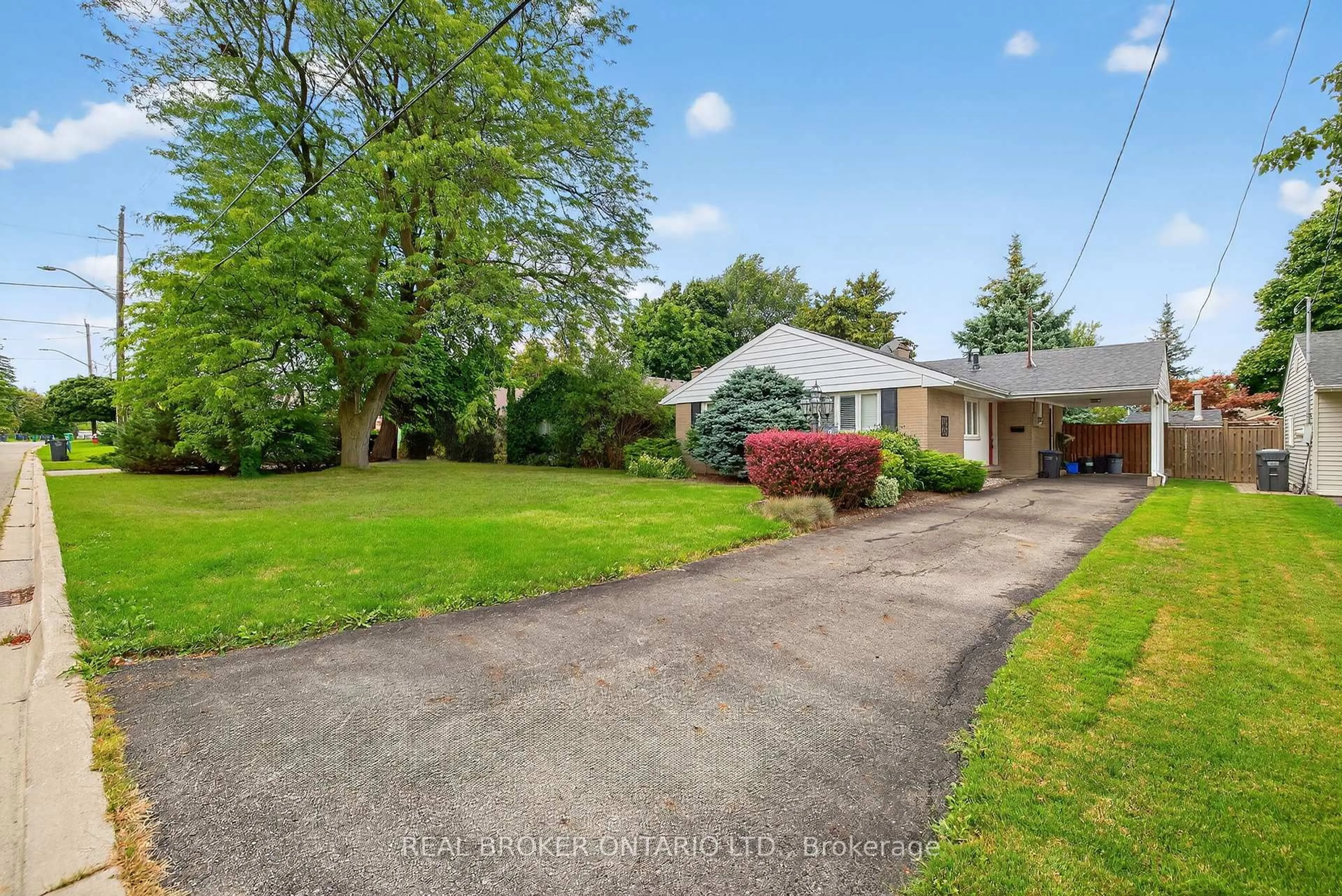 A pic from outside/outdoor area/front of a property/back of a property/a pic from drone, street for 25 Sora Dr, Mississauga Ontario L5M 1B3