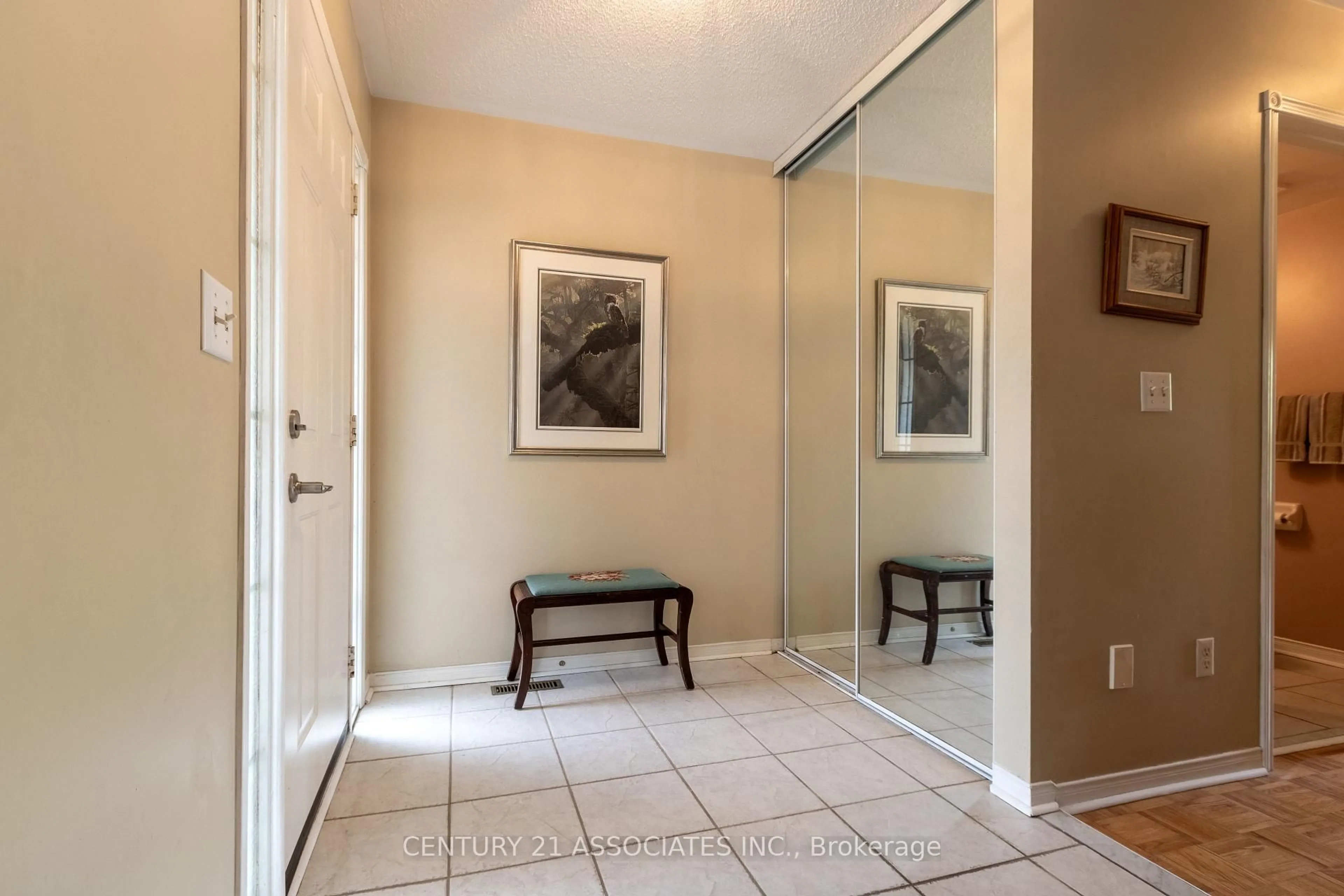 Indoor entryway for 5817 Sidmouth St, Mississauga Ontario L5V 2K3