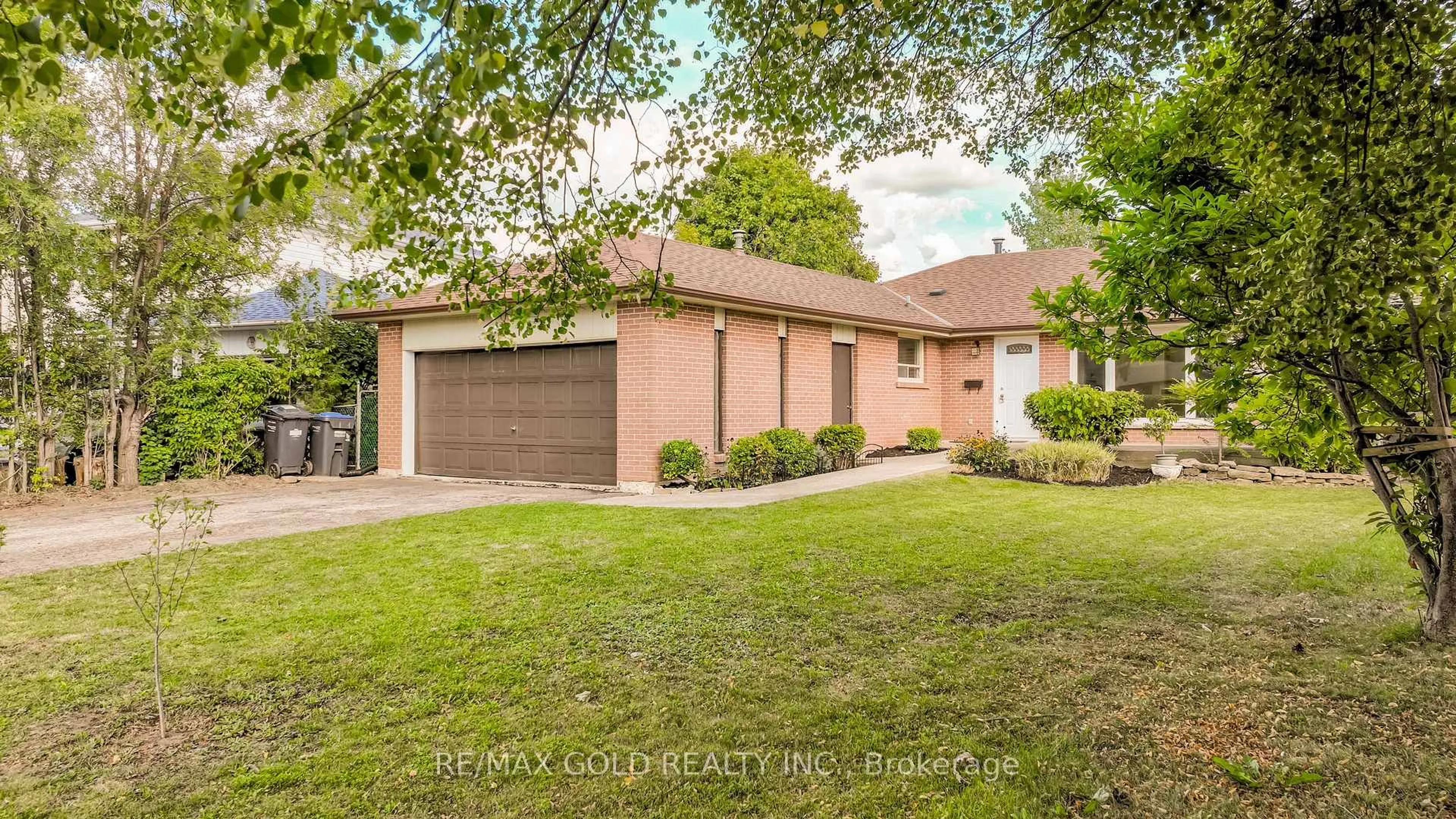Home with brick exterior material, street for 18 Dunbarton Cres, Brampton Ontario L6T 1N9