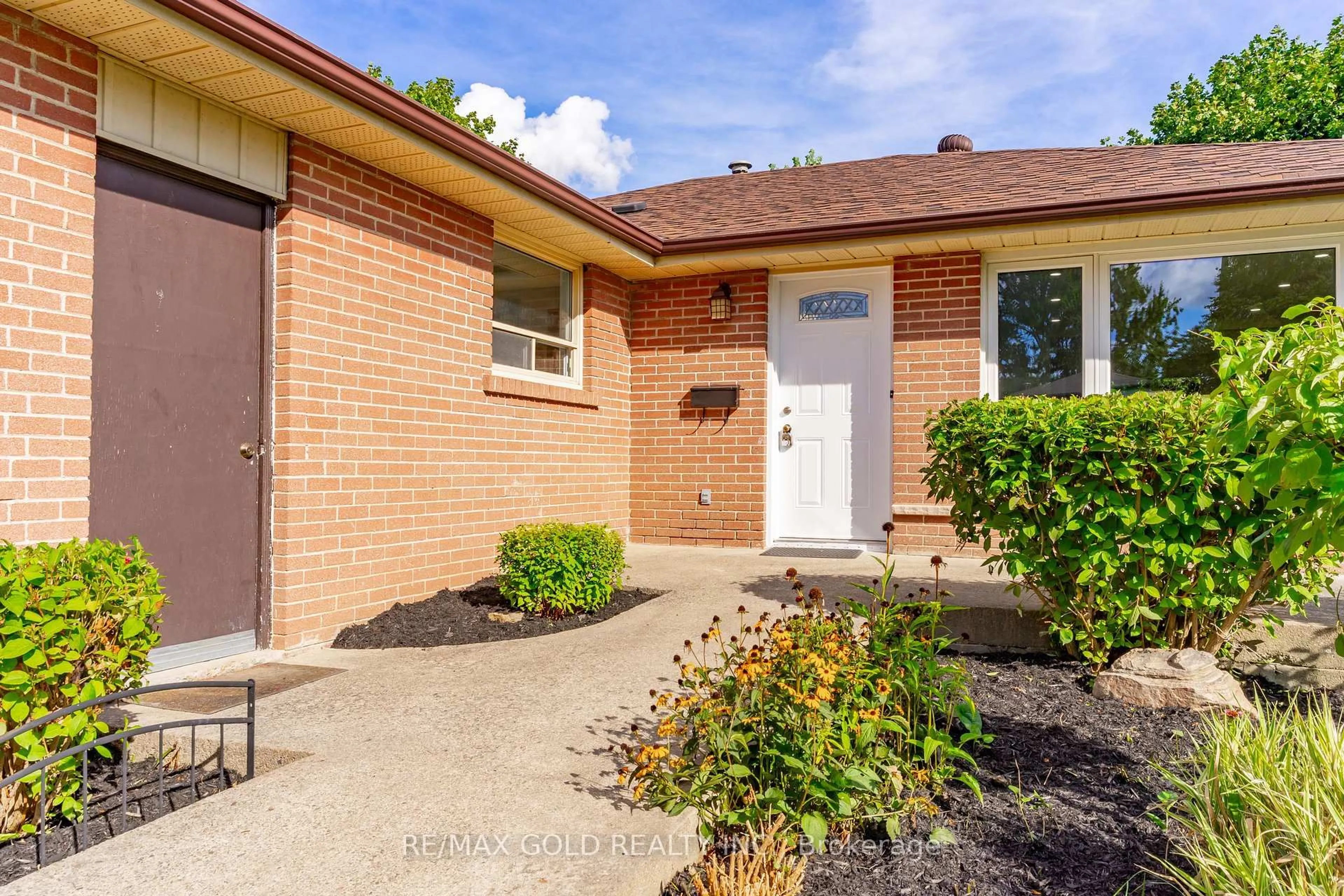 Home with brick exterior material, street for 18 Dunbarton Cres, Brampton Ontario L6T 1N9