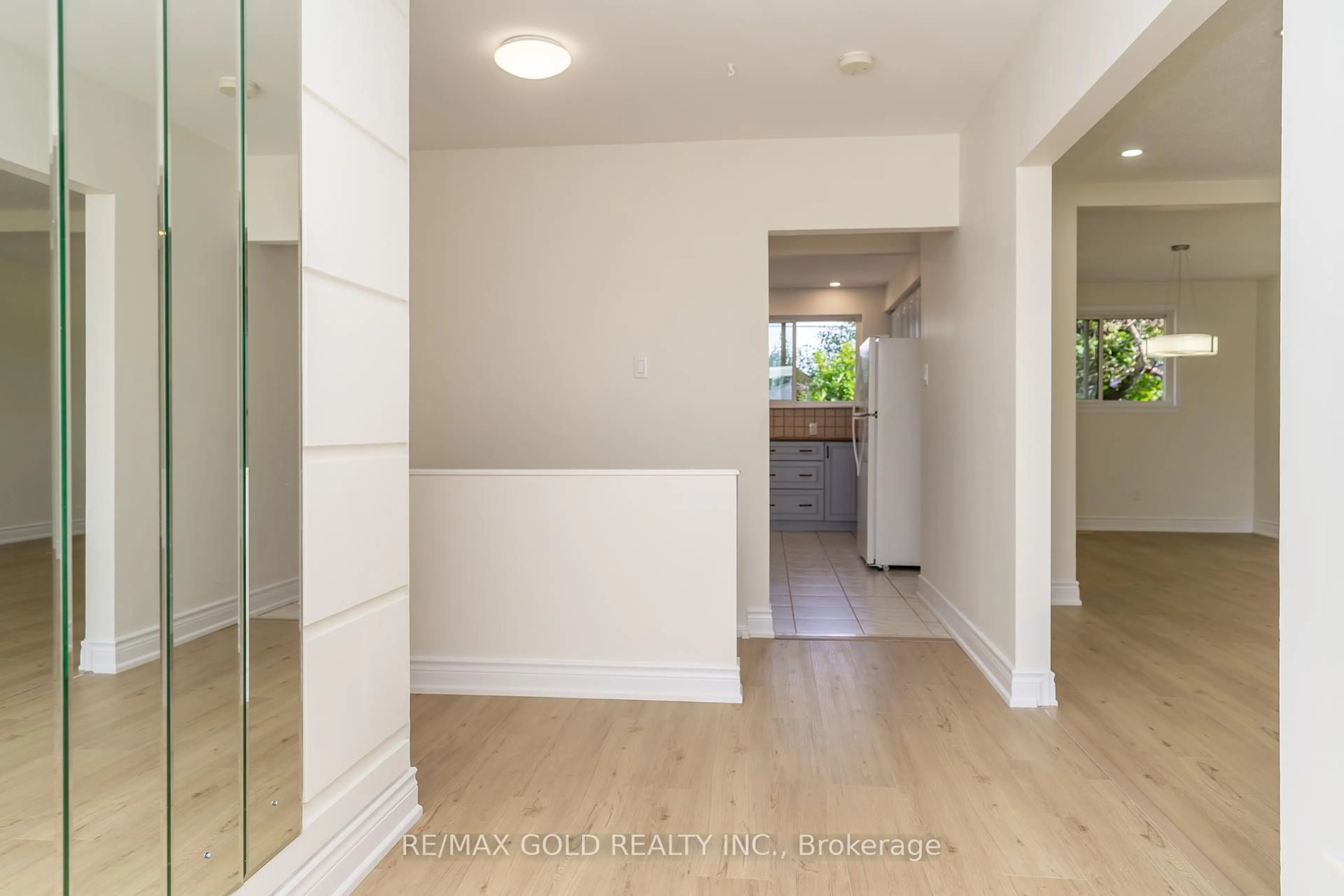 Indoor entryway for 18 Dunbarton Cres, Brampton Ontario L6T 1N9