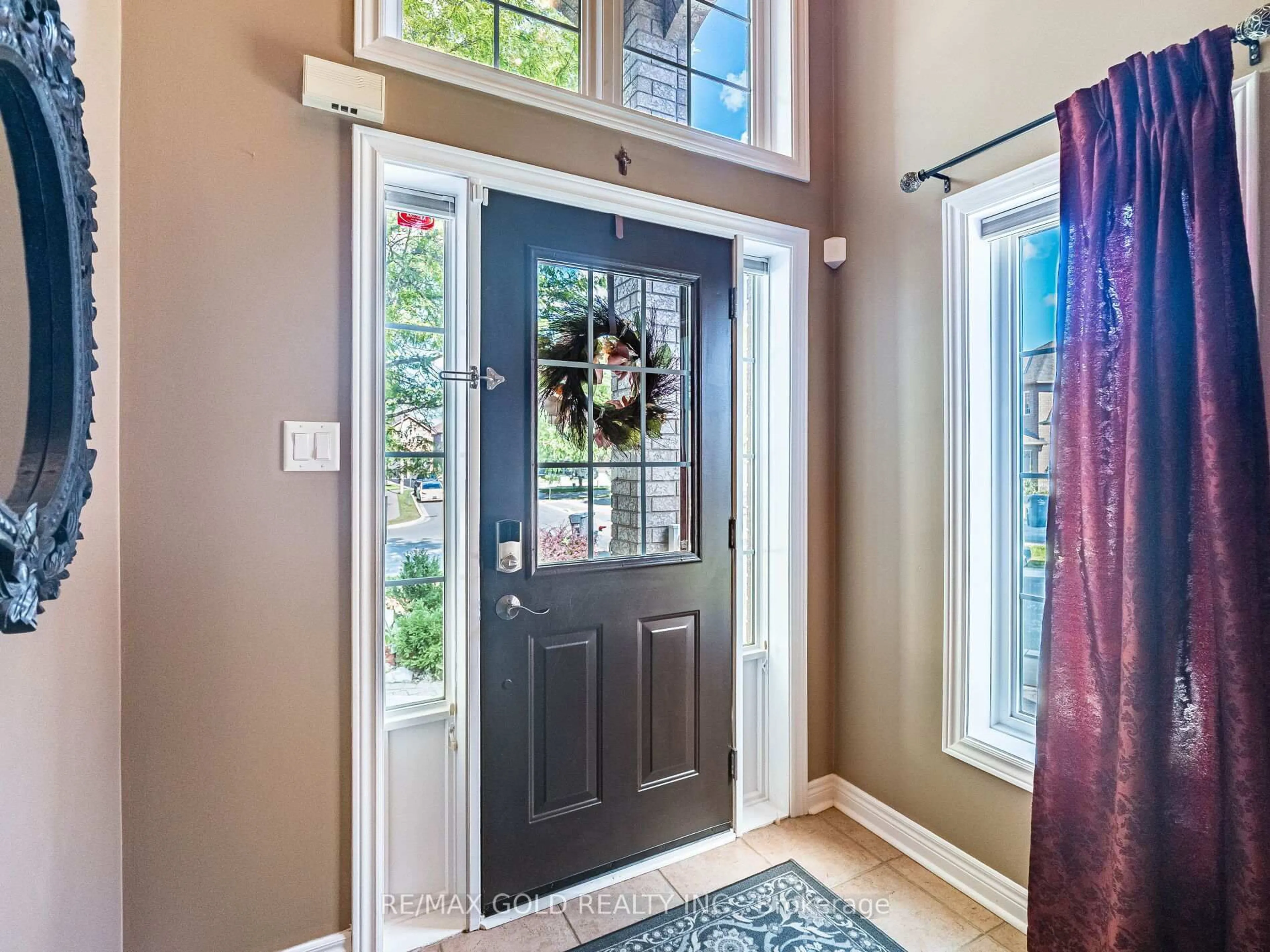 Indoor entryway for 12 Twin Willow Cres, Brampton Ontario L7A 1J9