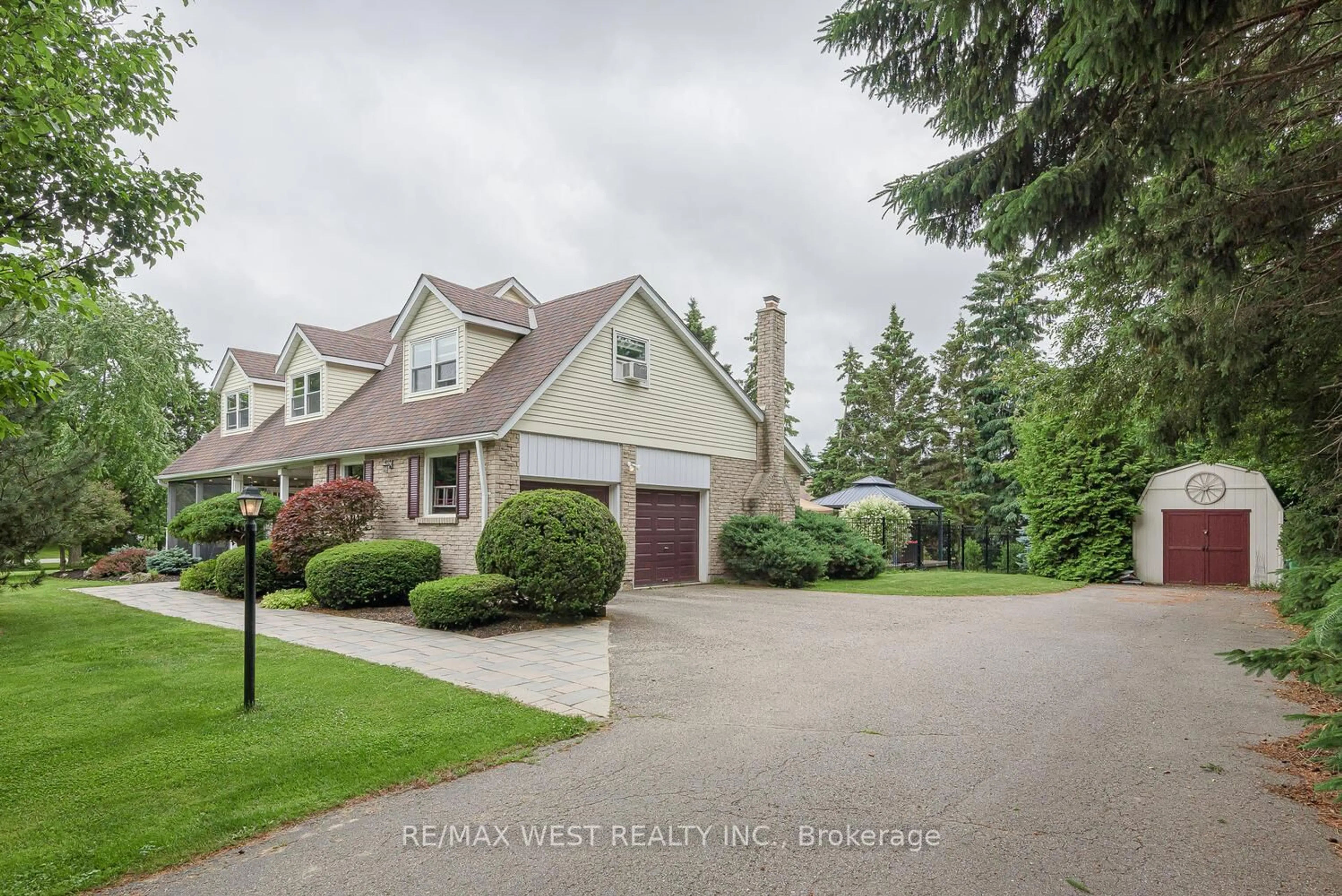 A pic from outside/outdoor area/front of a property/back of a property/a pic from drone, street for 37 Autumn Dr, Caledon Ontario L7K 0T5
