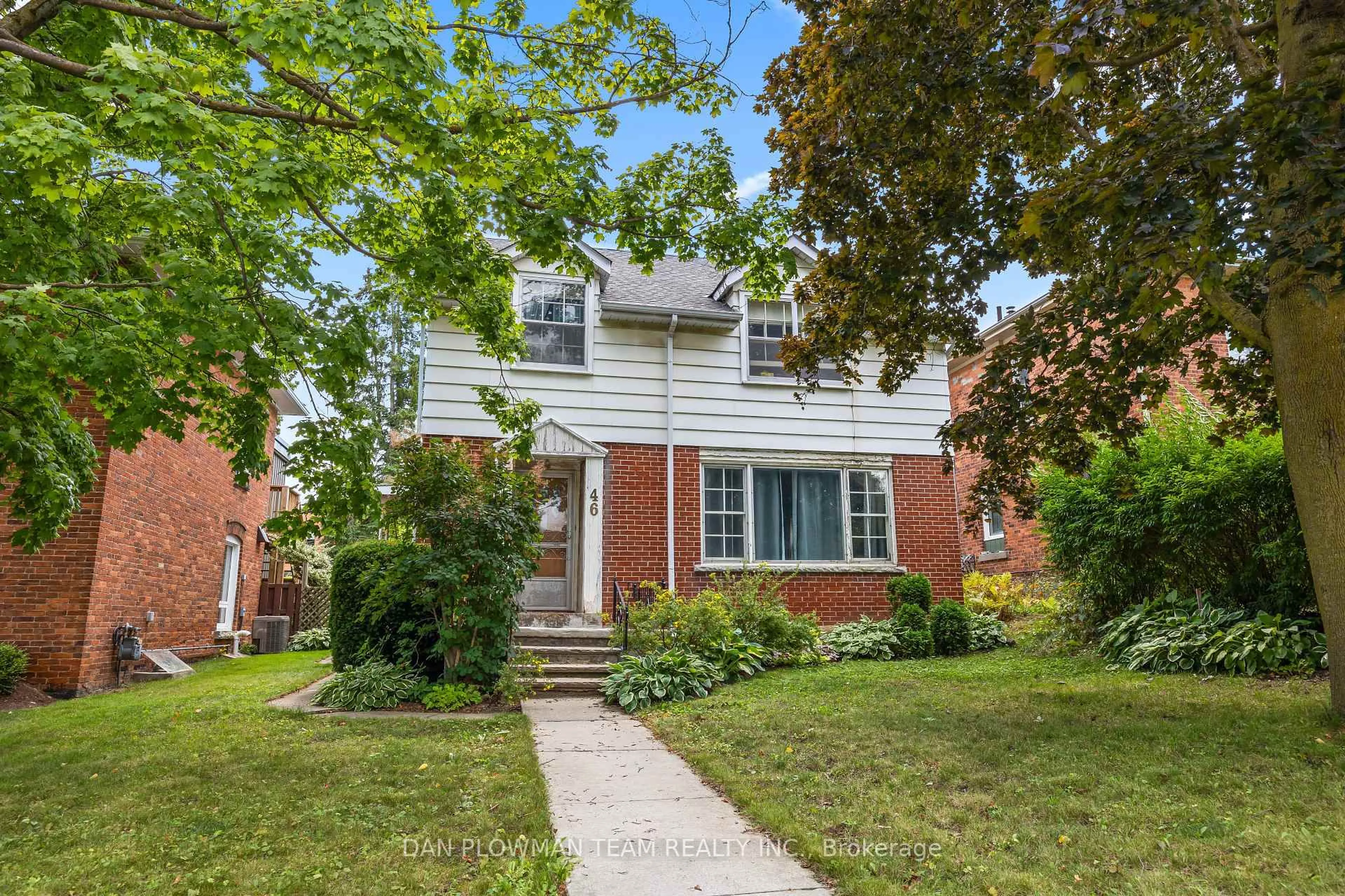 Home with brick exterior material, street for 46 First Ave, Orangeville Ontario L9W 1J1