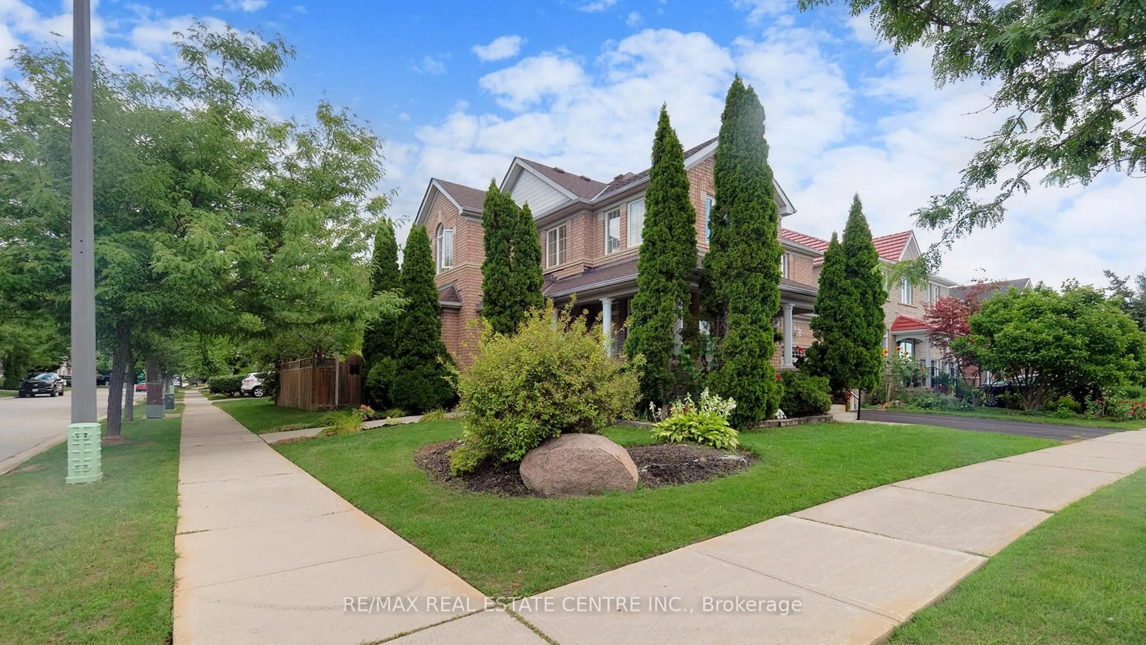 A pic from outside/outdoor area/front of a property/back of a property/a pic from drone, street for 5893 Long Valley Rd, Mississauga Ontario L5M 6J6