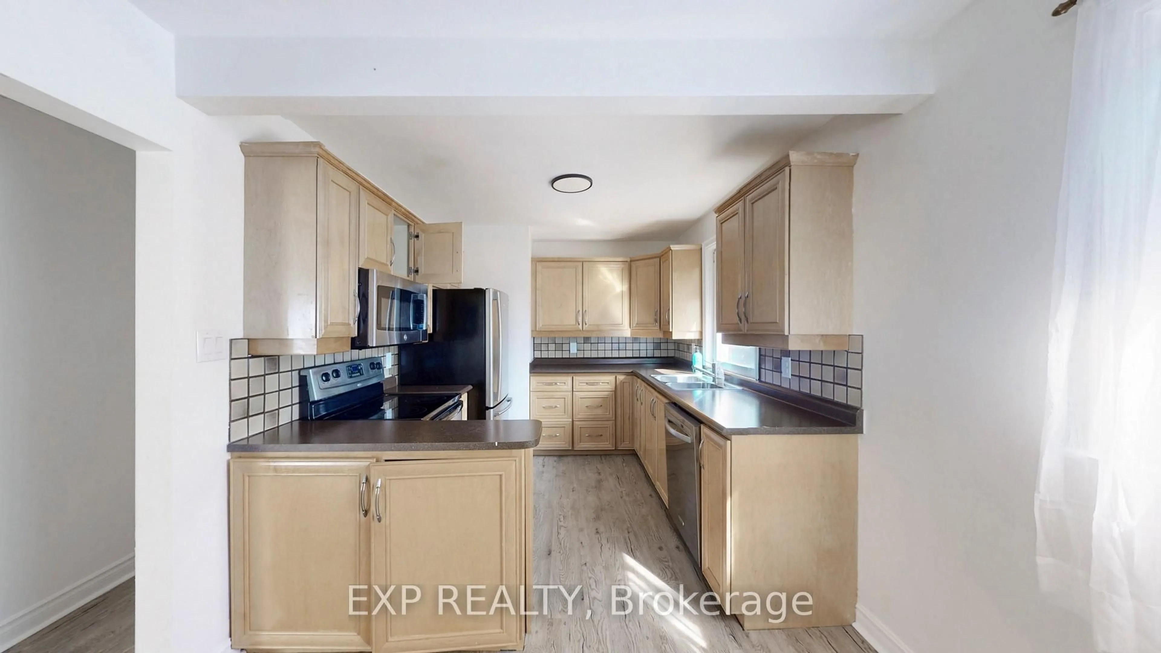 Standard kitchen, ceramic/tile floor for 559 Drymen Cres, Mississauga Ontario L5G 2N9