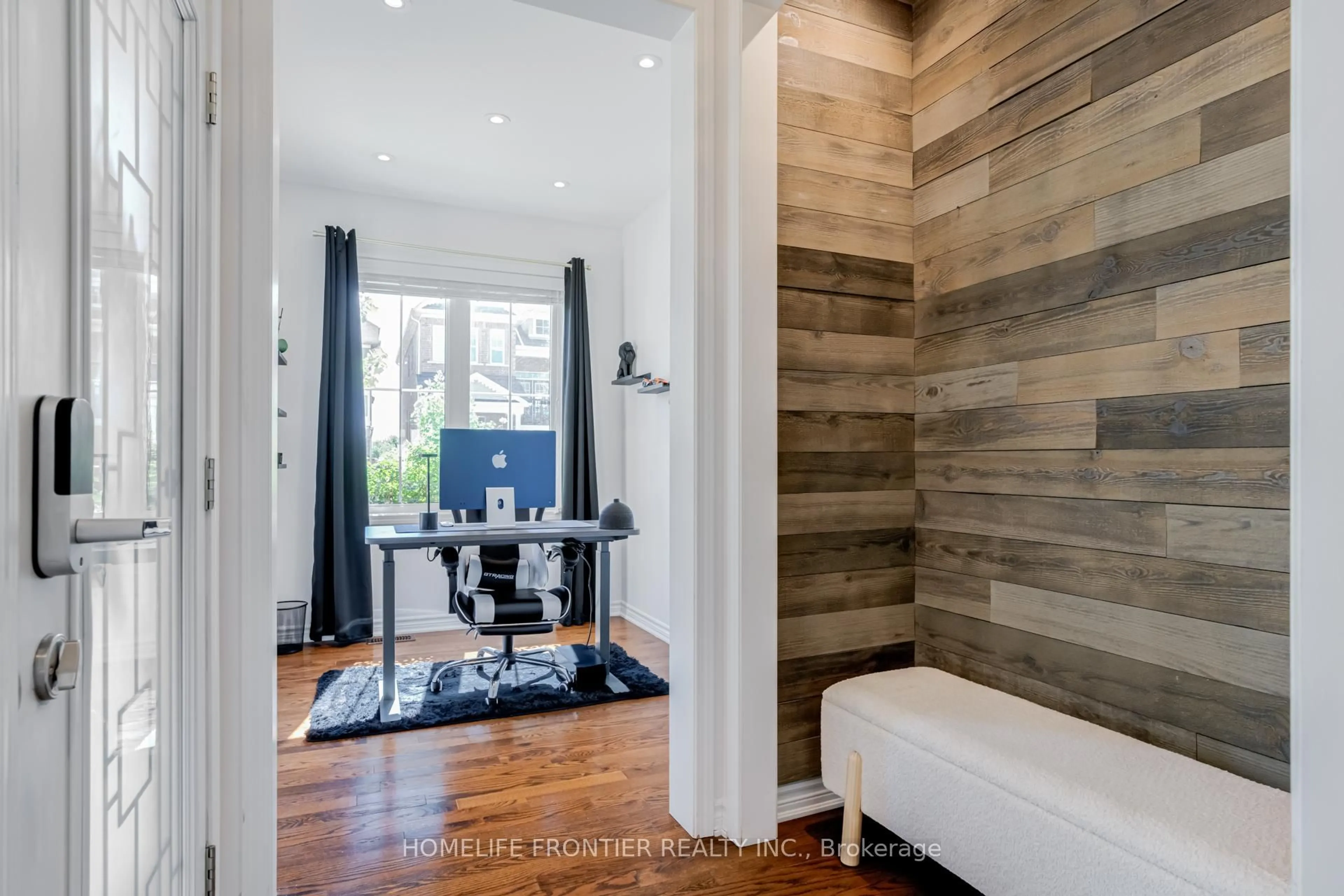 Indoor entryway for 422 Hinton Terr, Milton Ontario L9E 1E1