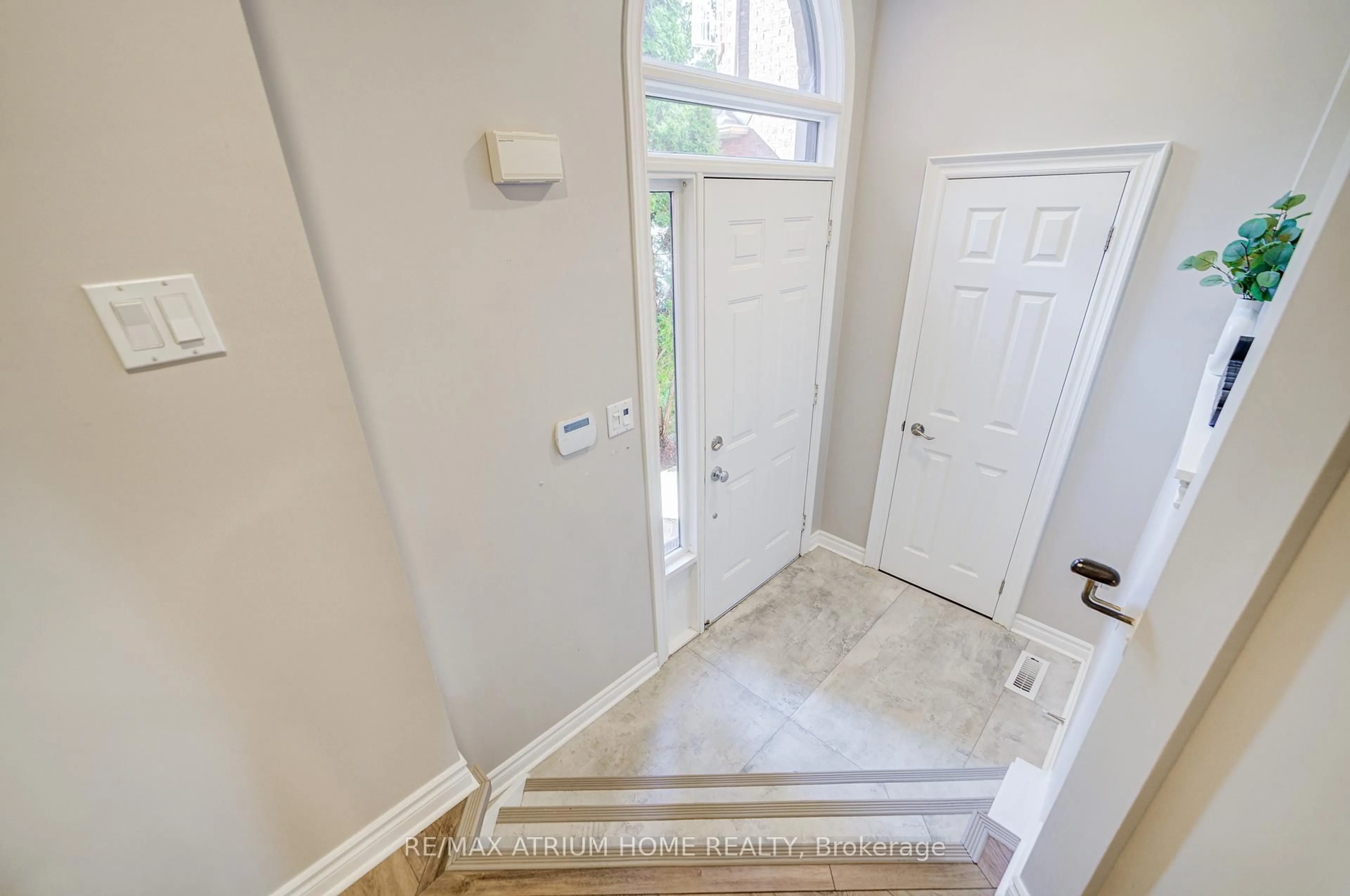Indoor entryway for 2095 Grand Ravine Dr, Oakville Ontario L6H 6B5