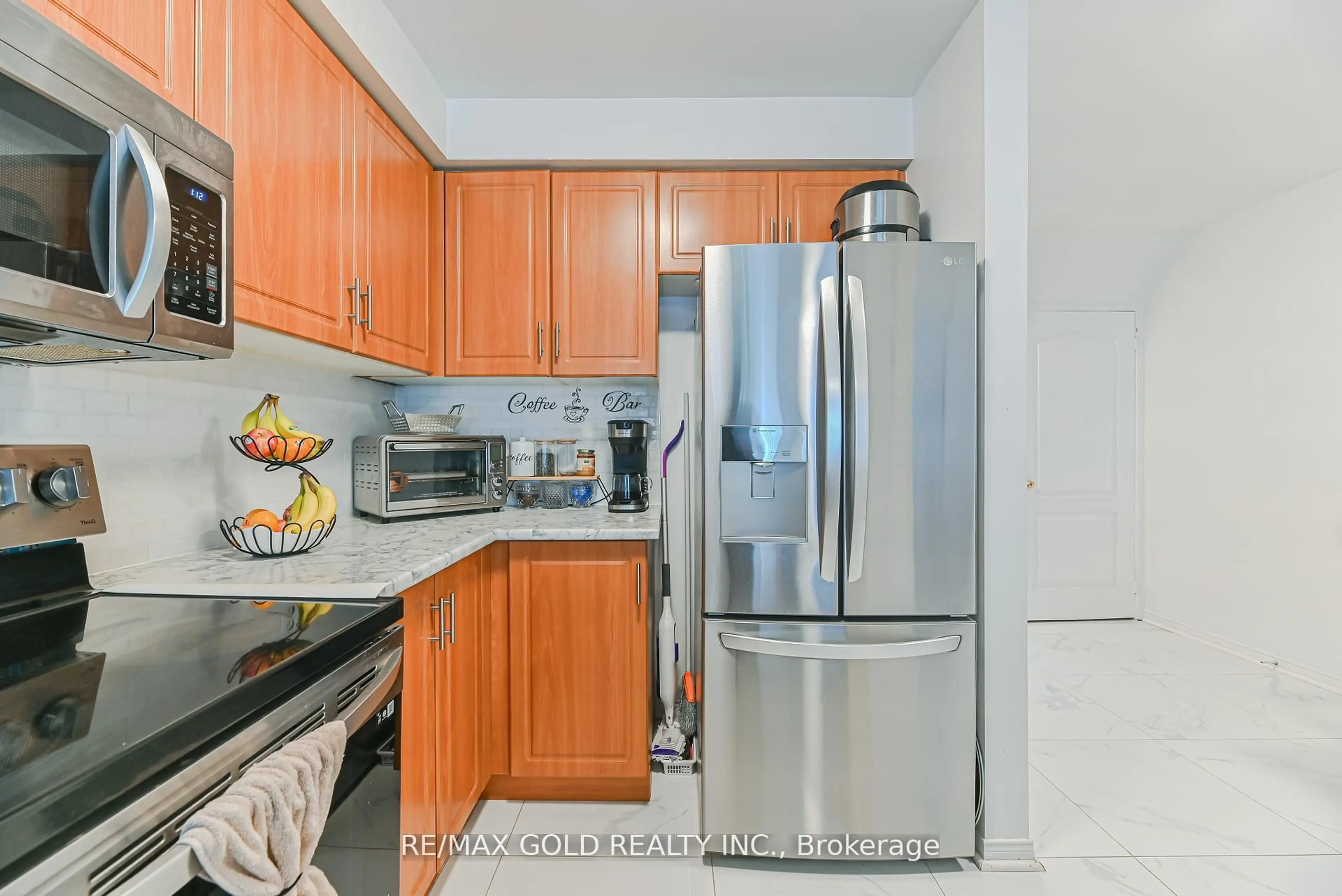 Standard kitchen, unknown for 28 Plum Hollow Crt, Brampton Ontario L6R 2T5