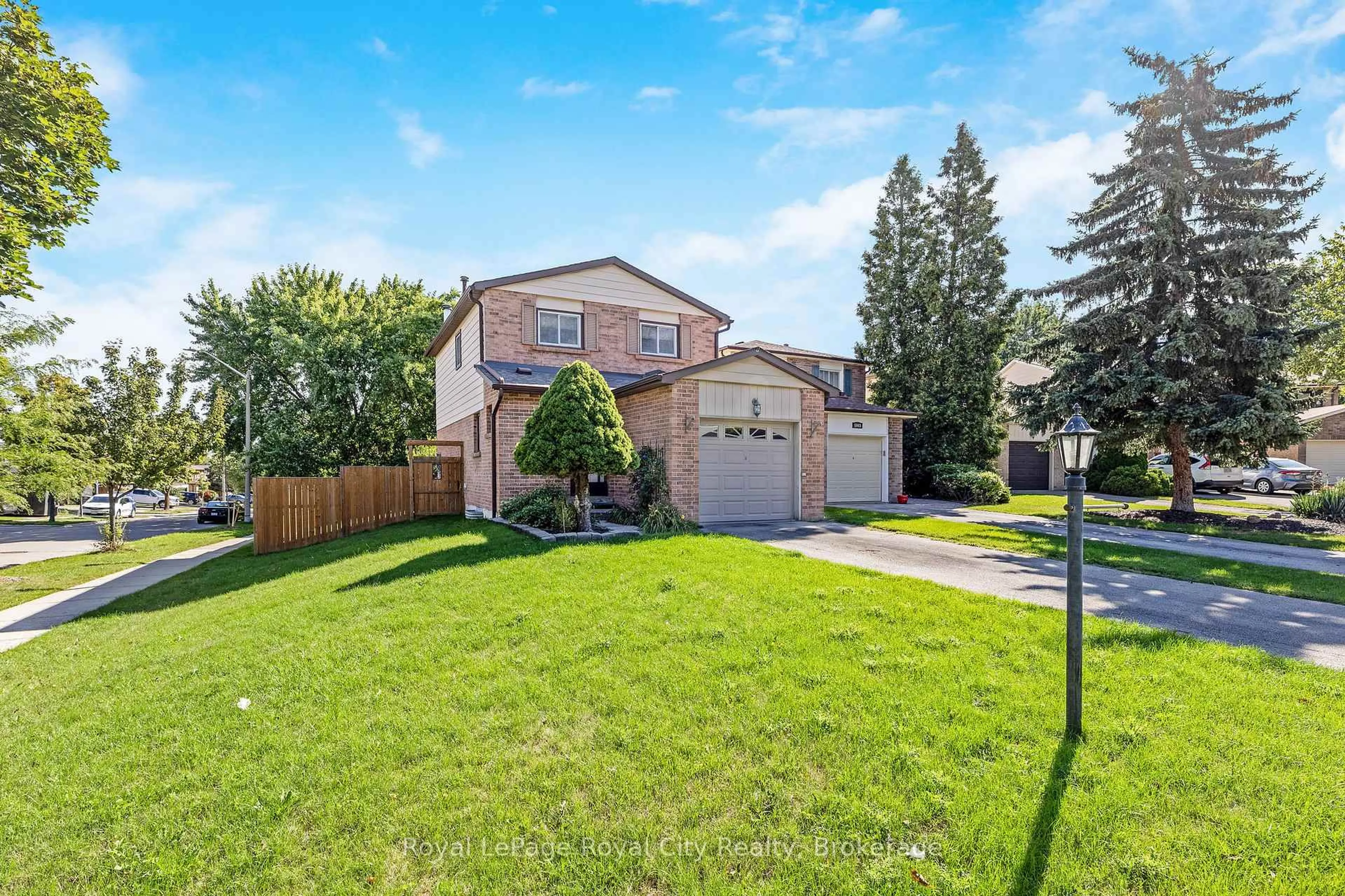 A pic from outside/outdoor area/front of a property/back of a property/a pic from drone, street for 5949 Pagosa Crt, Mississauga Ontario L5M 2M8