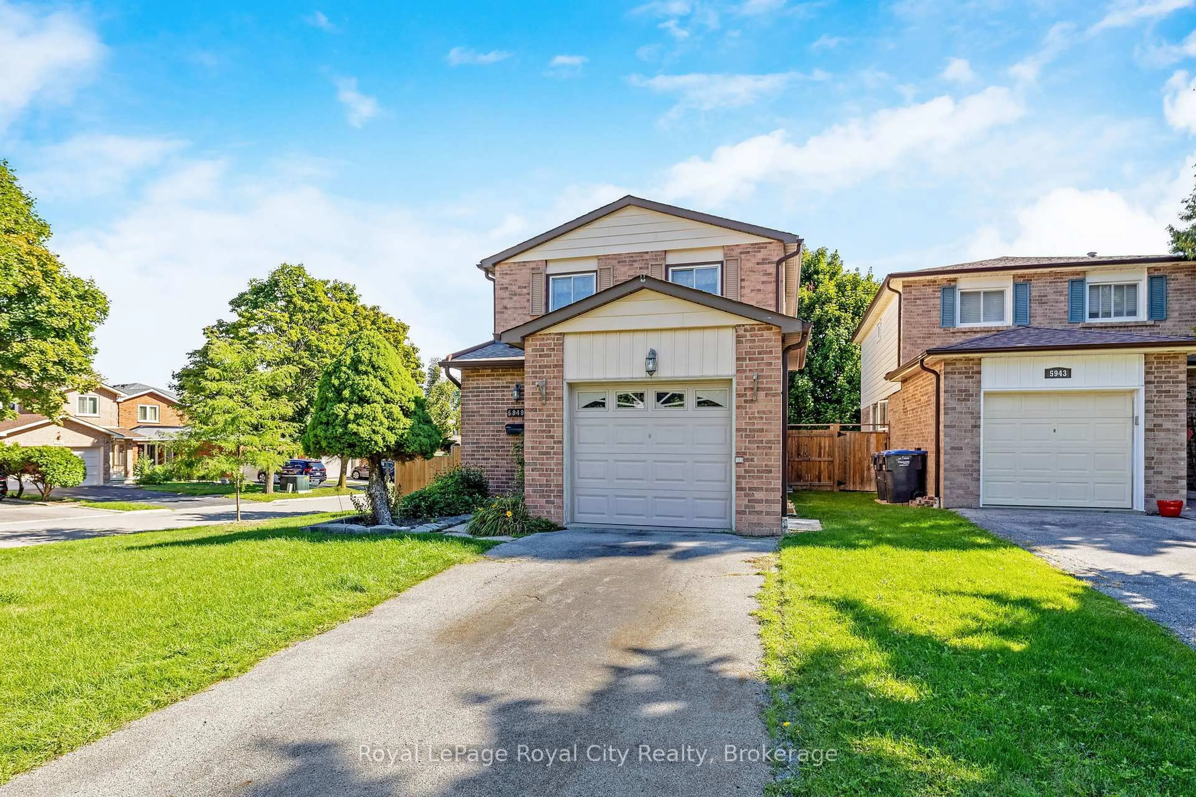 A pic from outside/outdoor area/front of a property/back of a property/a pic from drone, street for 5949 Pagosa Crt, Mississauga Ontario L5M 2M8