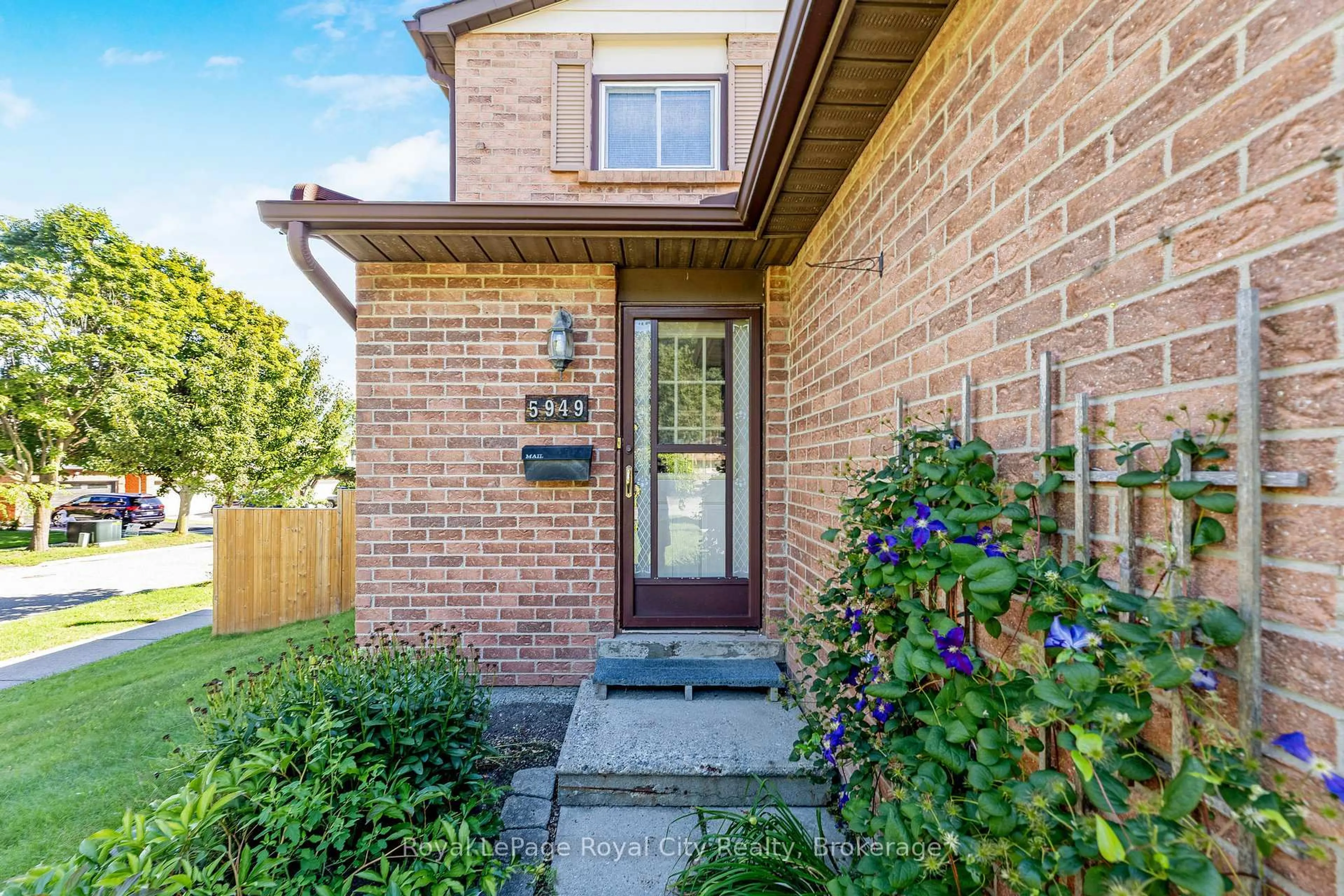 Home with brick exterior material, street for 5949 Pagosa Crt, Mississauga Ontario L5M 2M8