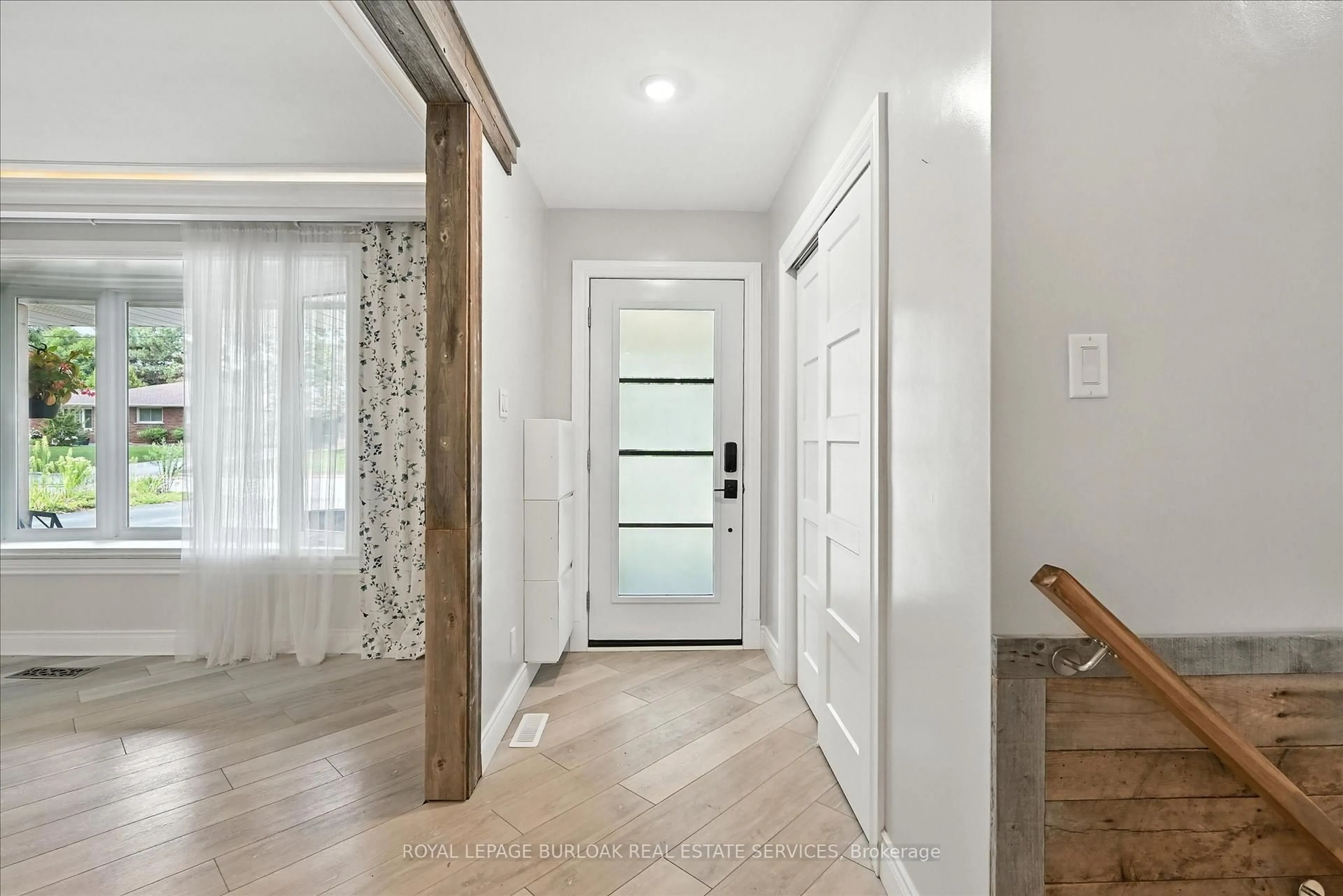 Indoor entryway for 1059 Marley Cres, Burlington Ontario L7T 3S3