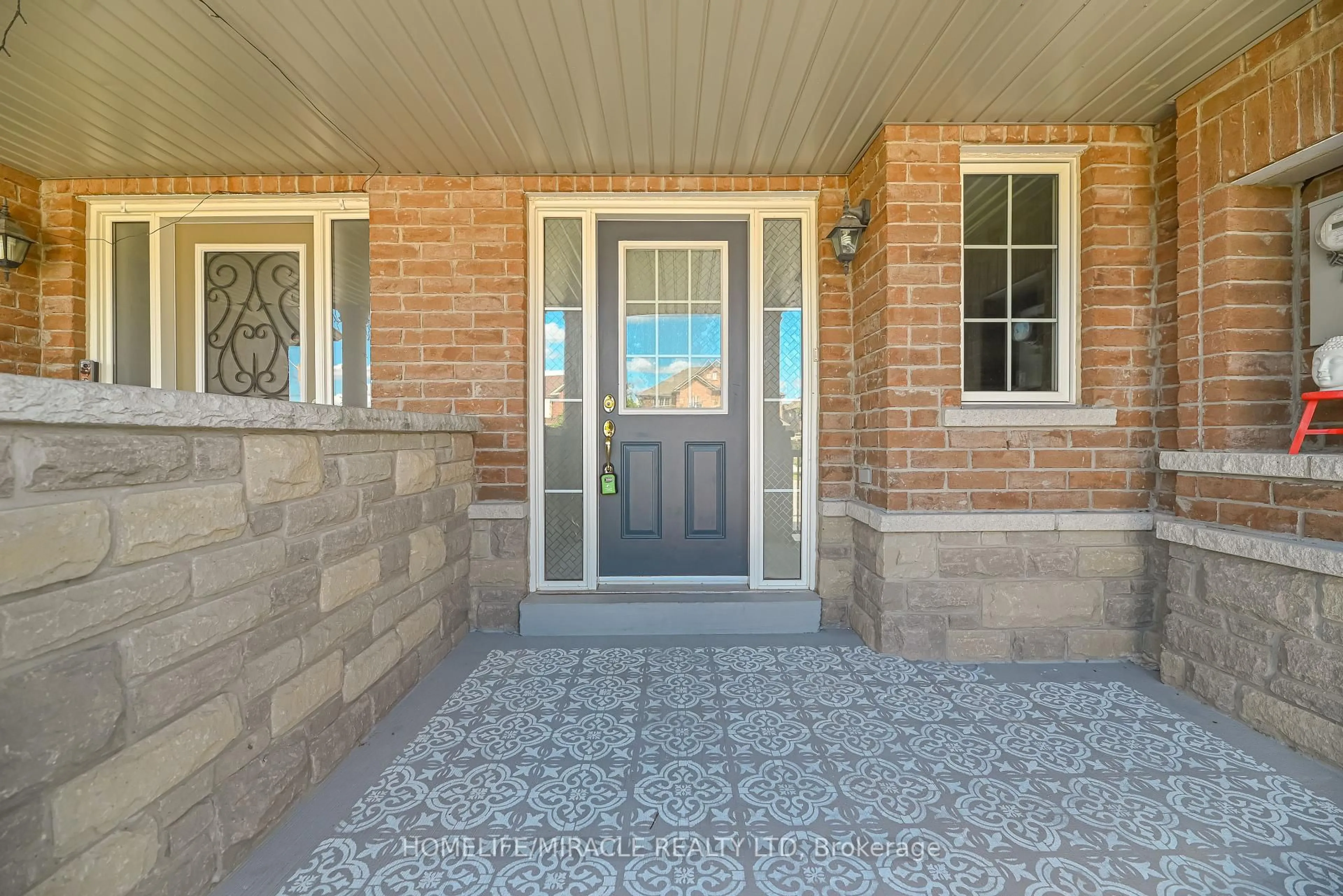 Indoor entryway for 102 Delport Clse, Brampton Ontario L6P 3T1