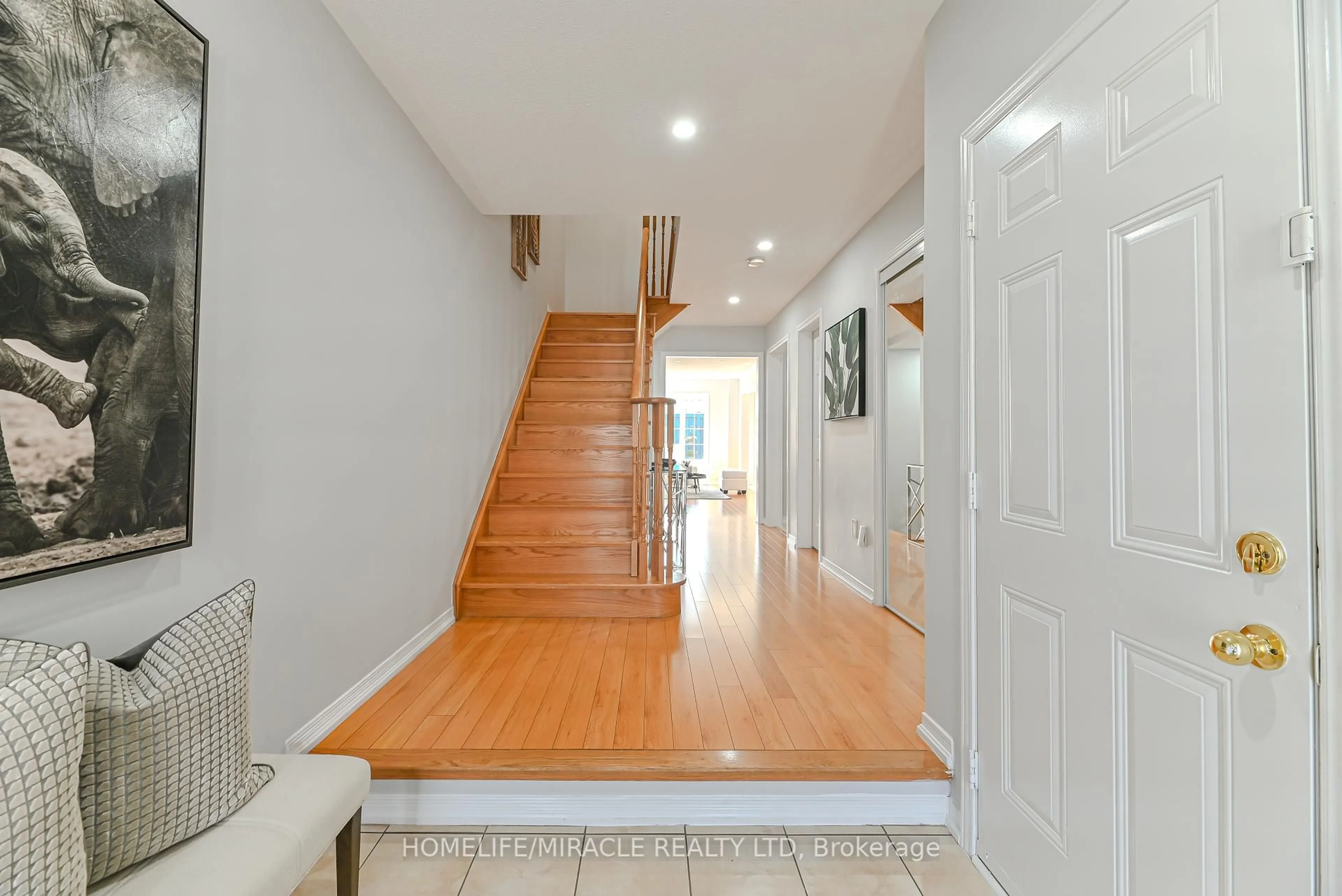 Indoor foyer for 102 Delport Clse, Brampton Ontario L6P 3T1