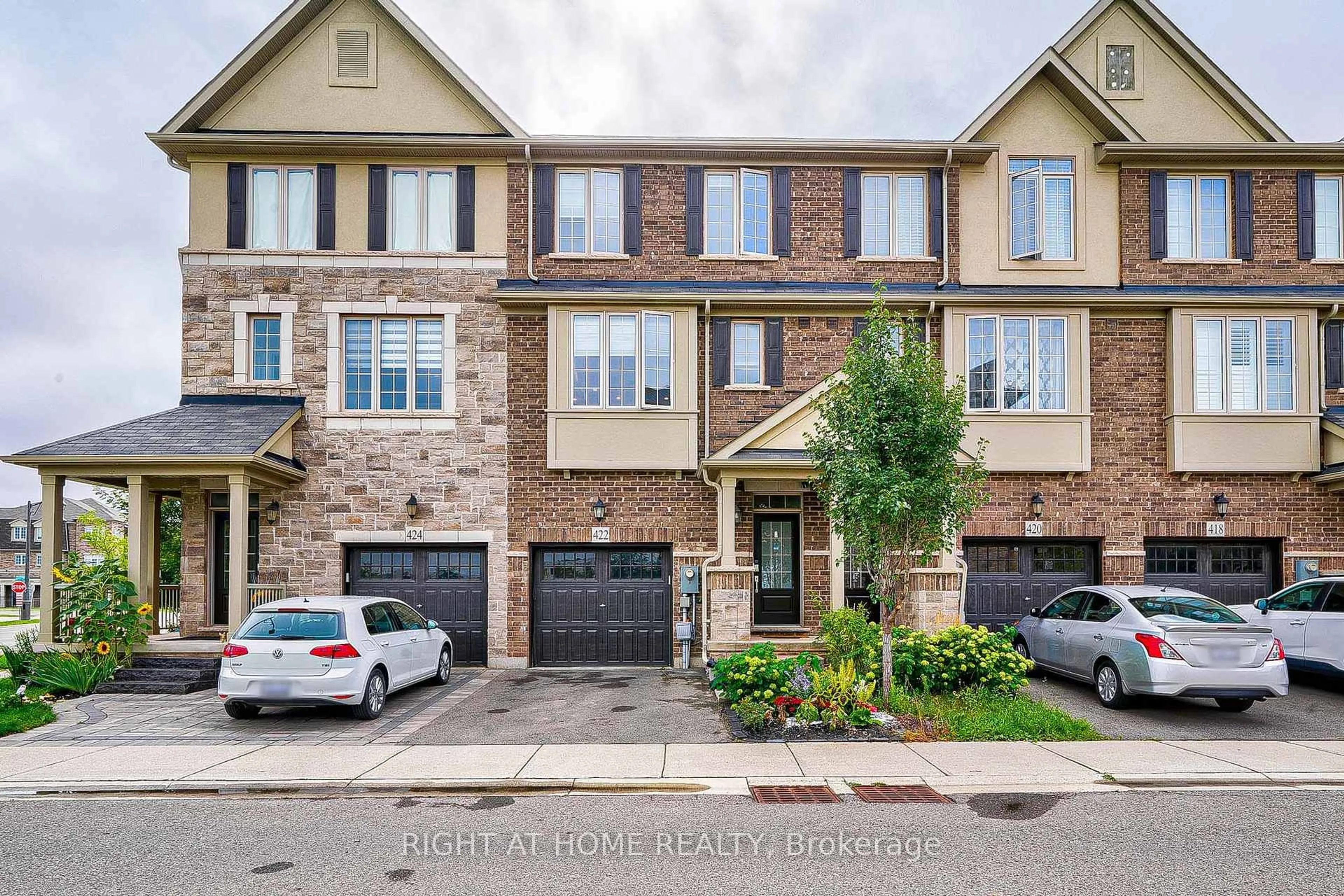 Home with brick exterior material, street for 422 Belcourt Common, Oakville Ontario L6H 0R2