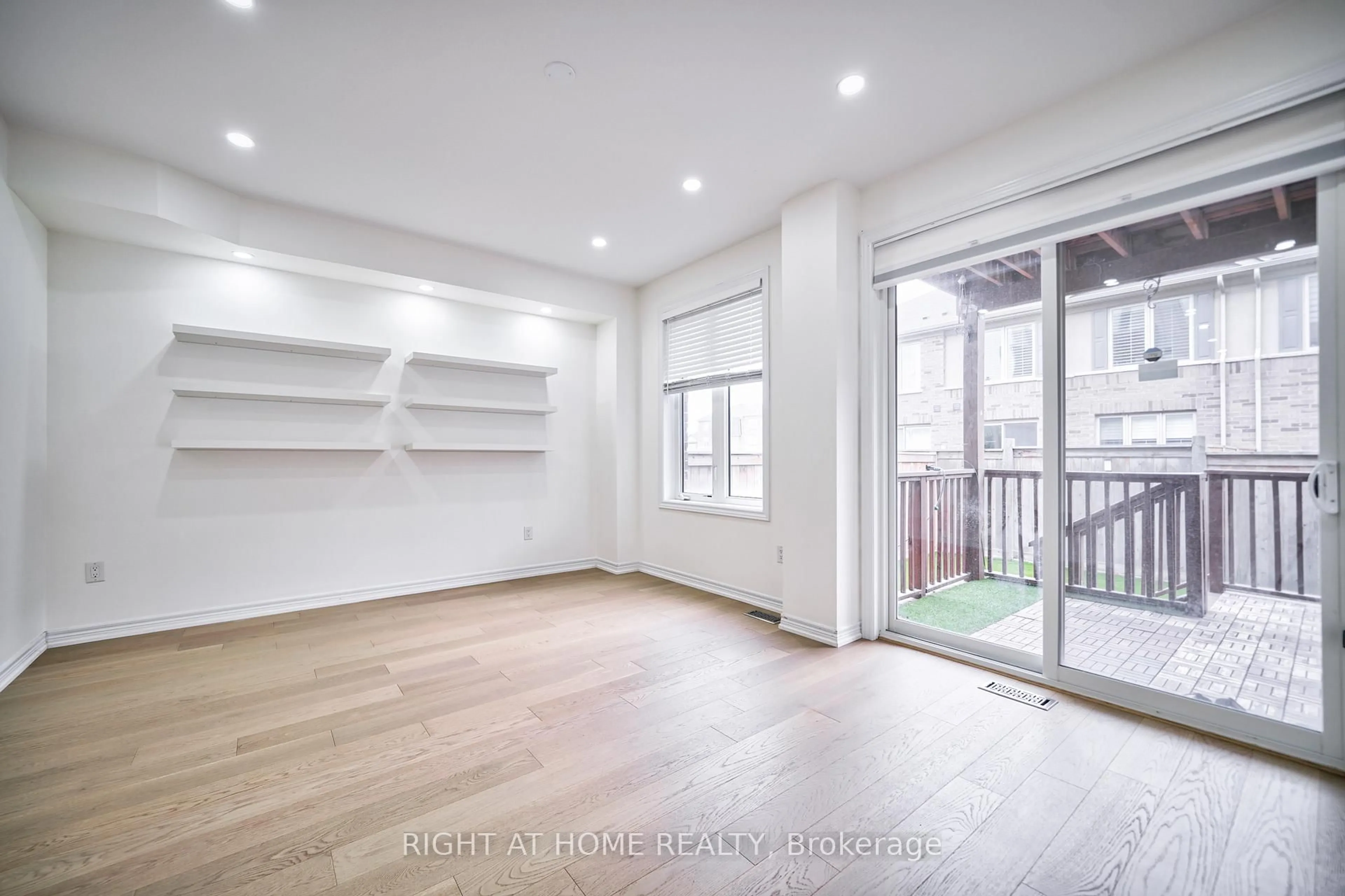 A pic of a room for 422 Belcourt Common, Oakville Ontario L6H 0R2