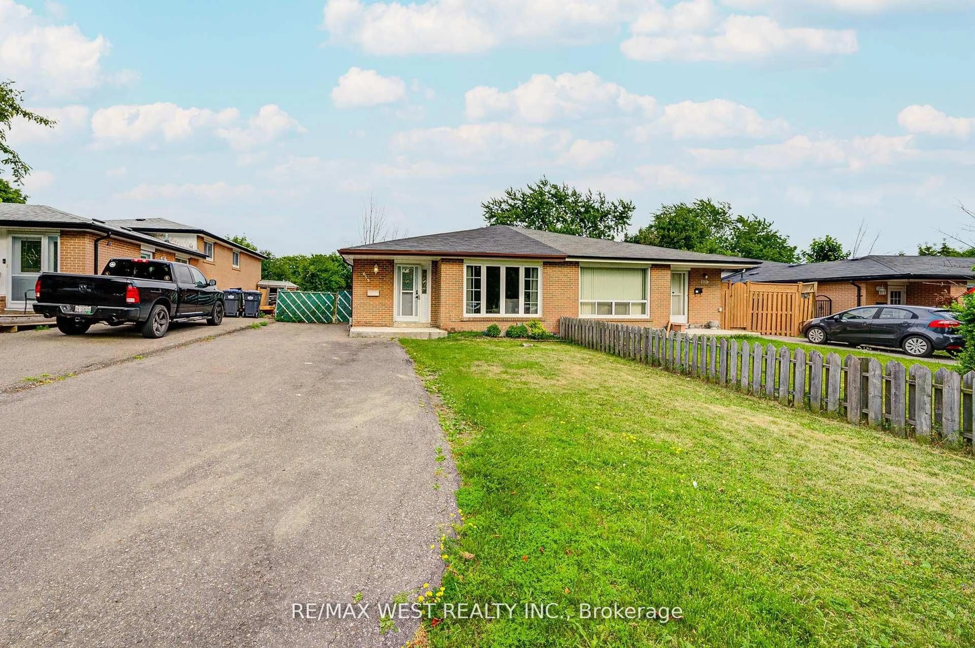 A pic from outside/outdoor area/front of a property/back of a property/a pic from drone, street for 633 Balmoral Dr, Brampton Ontario L6T 1W8