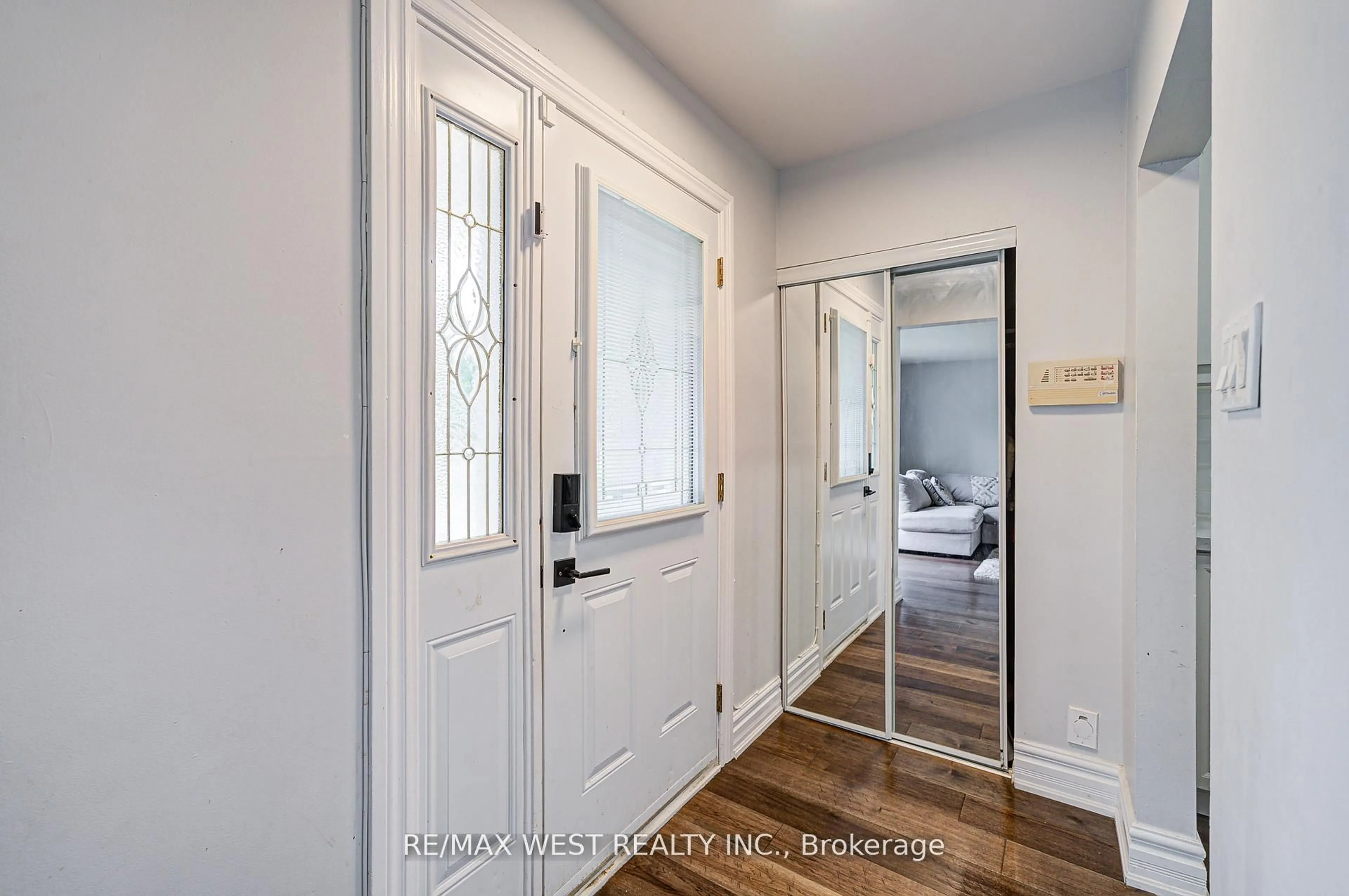 Indoor entryway for 633 Balmoral Dr, Brampton Ontario L6T 1W8
