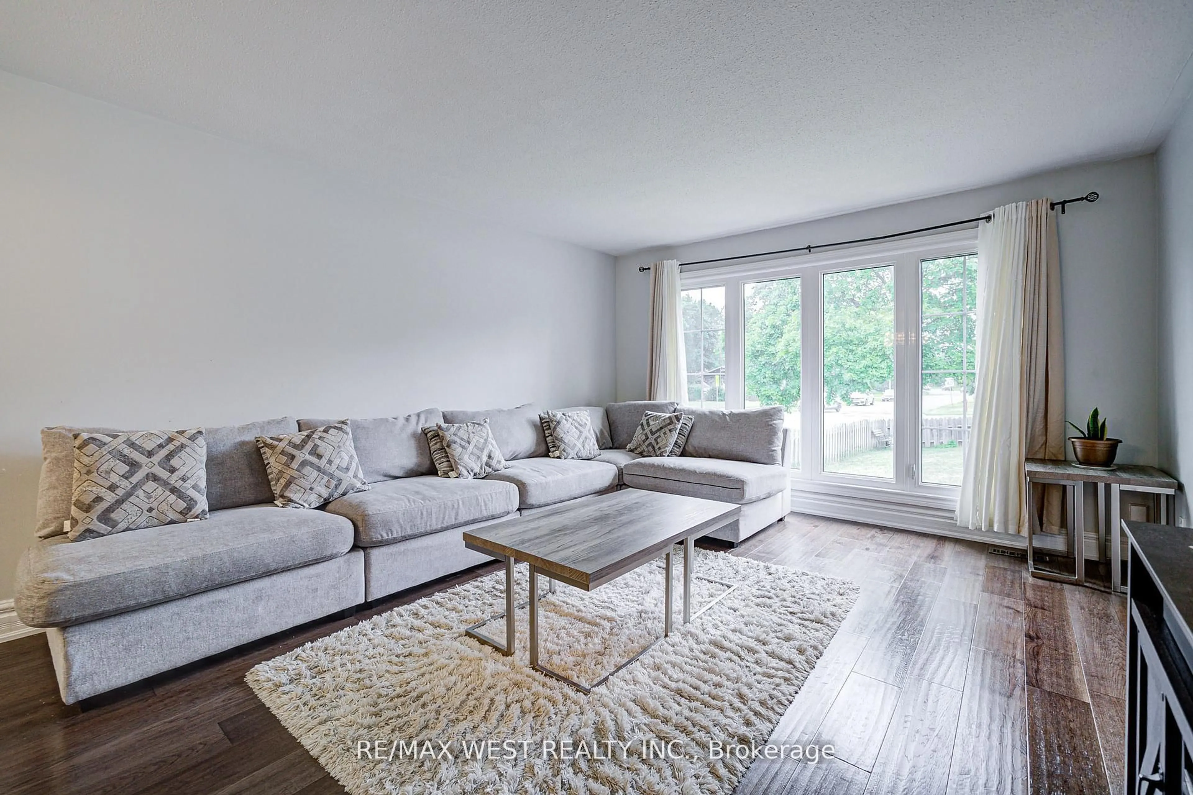 Living room with furniture, unknown for 633 Balmoral Dr, Brampton Ontario L6T 1W8