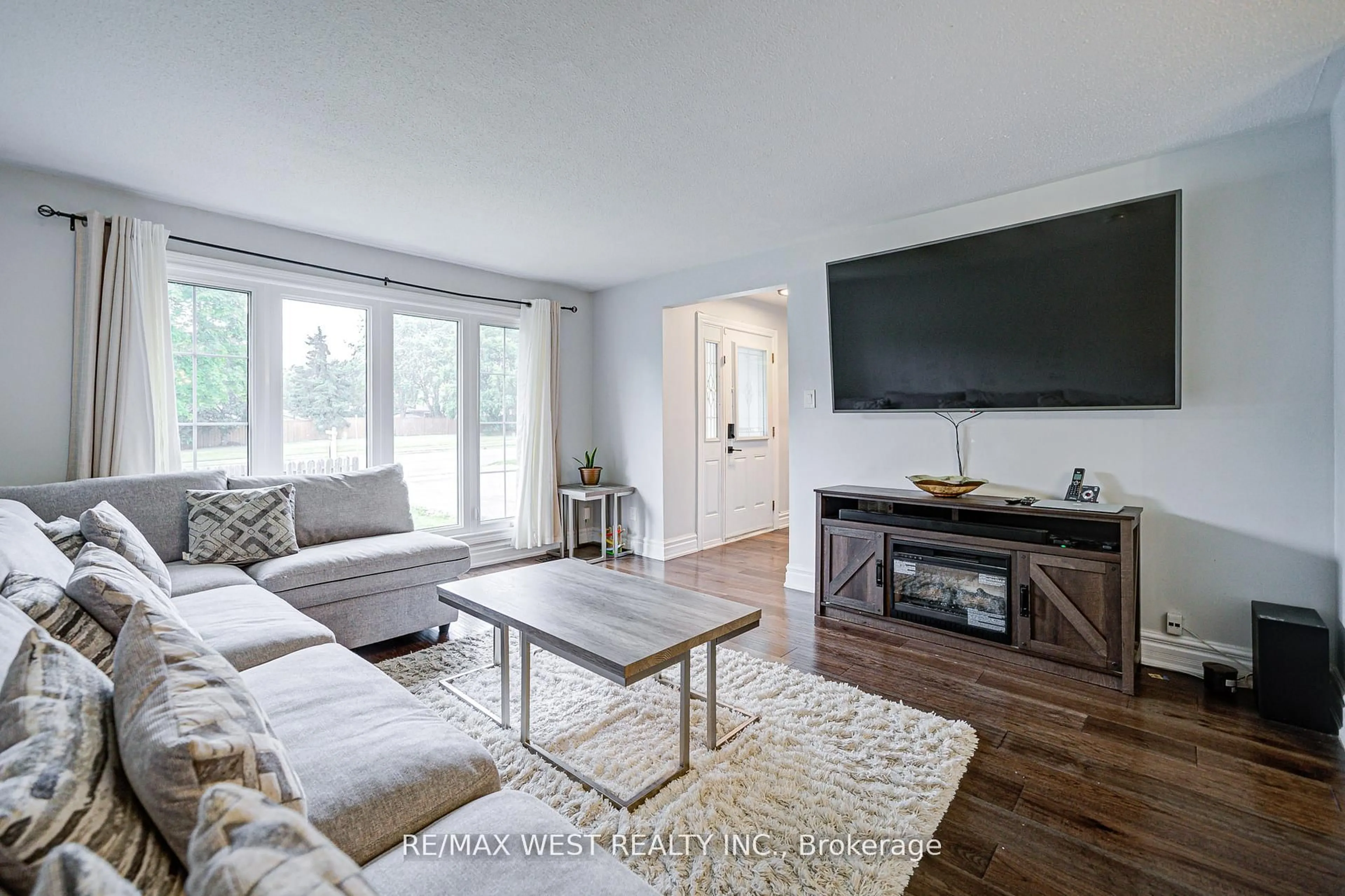 Living room with furniture, wood/laminate floor for 633 Balmoral Dr, Brampton Ontario L6T 1W8