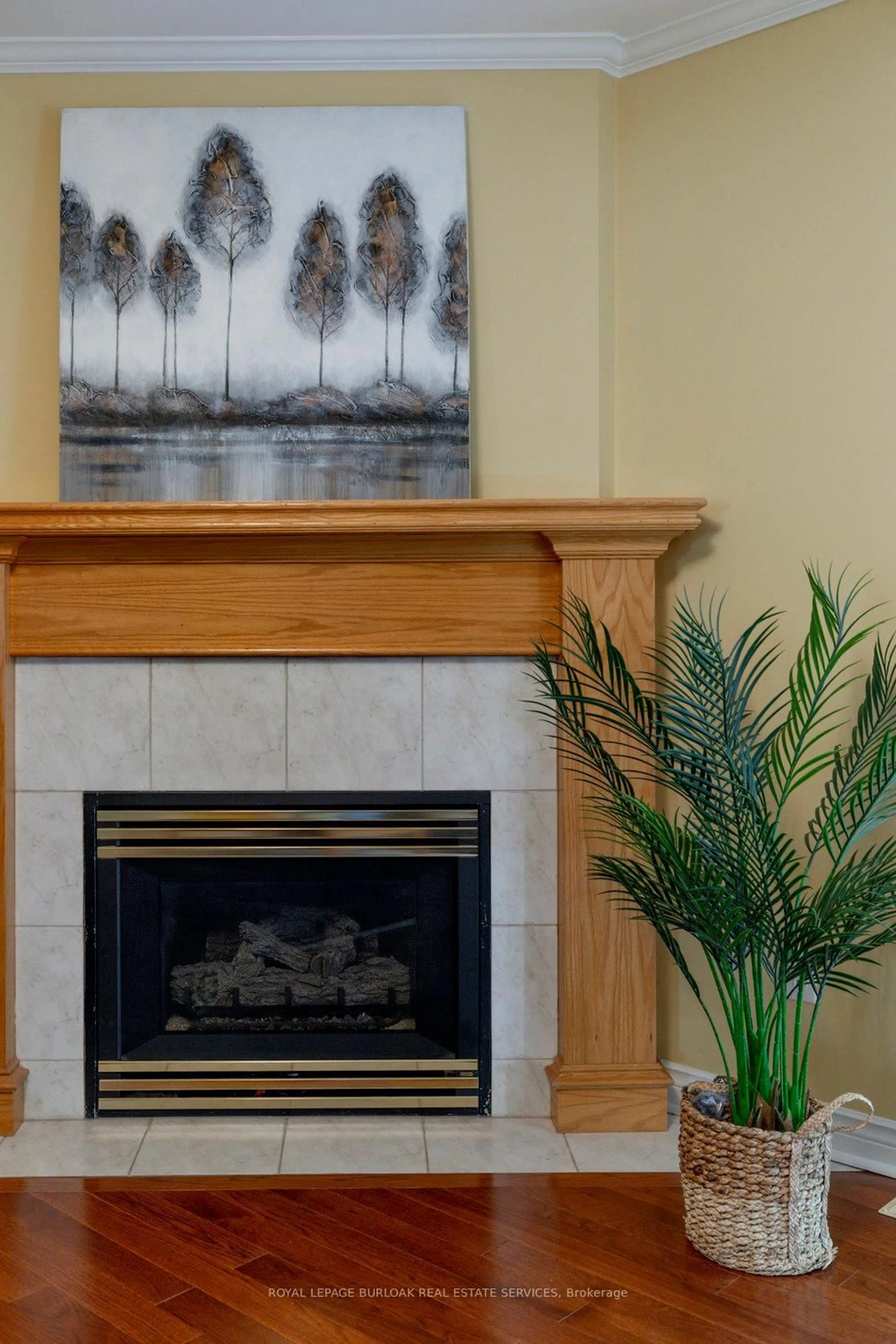 Living room with furniture, unknown for 1142 Augustus Dr, Burlington Ontario L7S 2K6