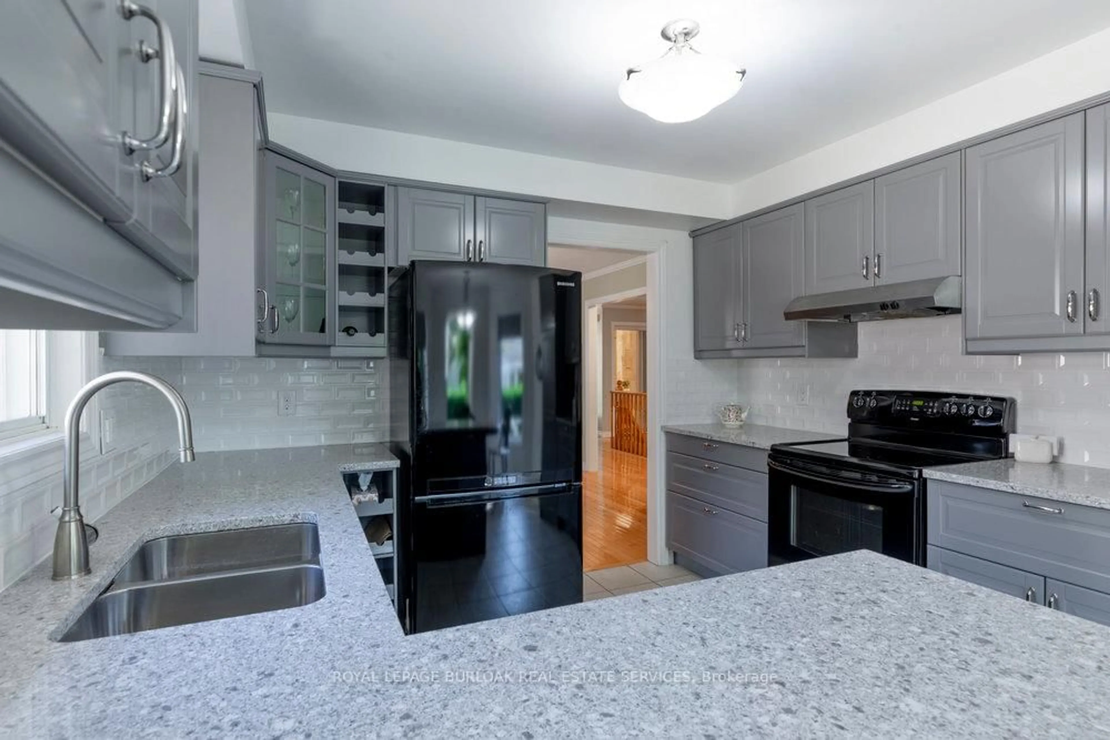 Open concept kitchen, ceramic/tile floor for 1142 Augustus Dr, Burlington Ontario L7S 2K6
