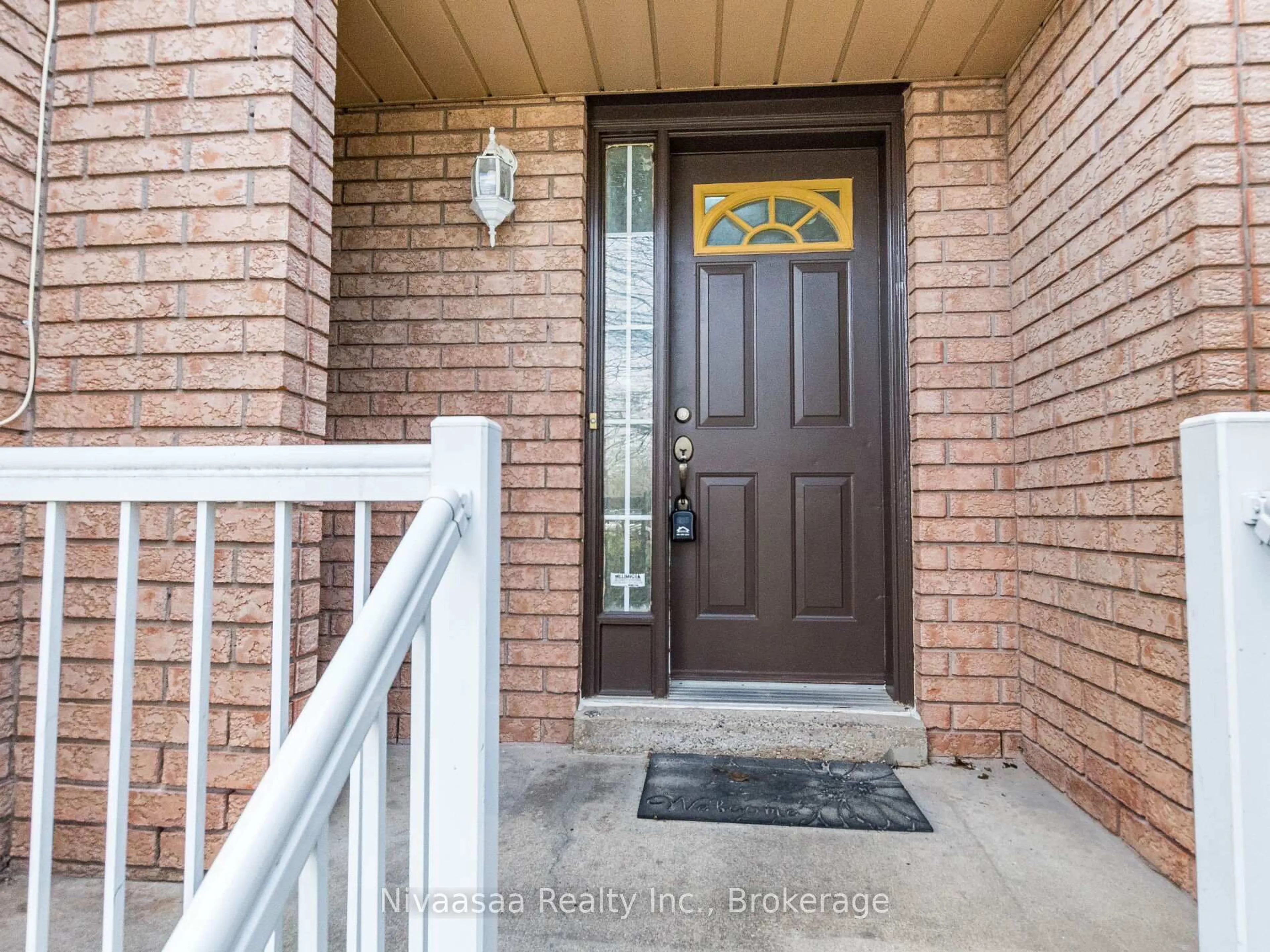 Indoor entryway for 32 Twin Pines Cres, Brampton Ontario L7A 1M6