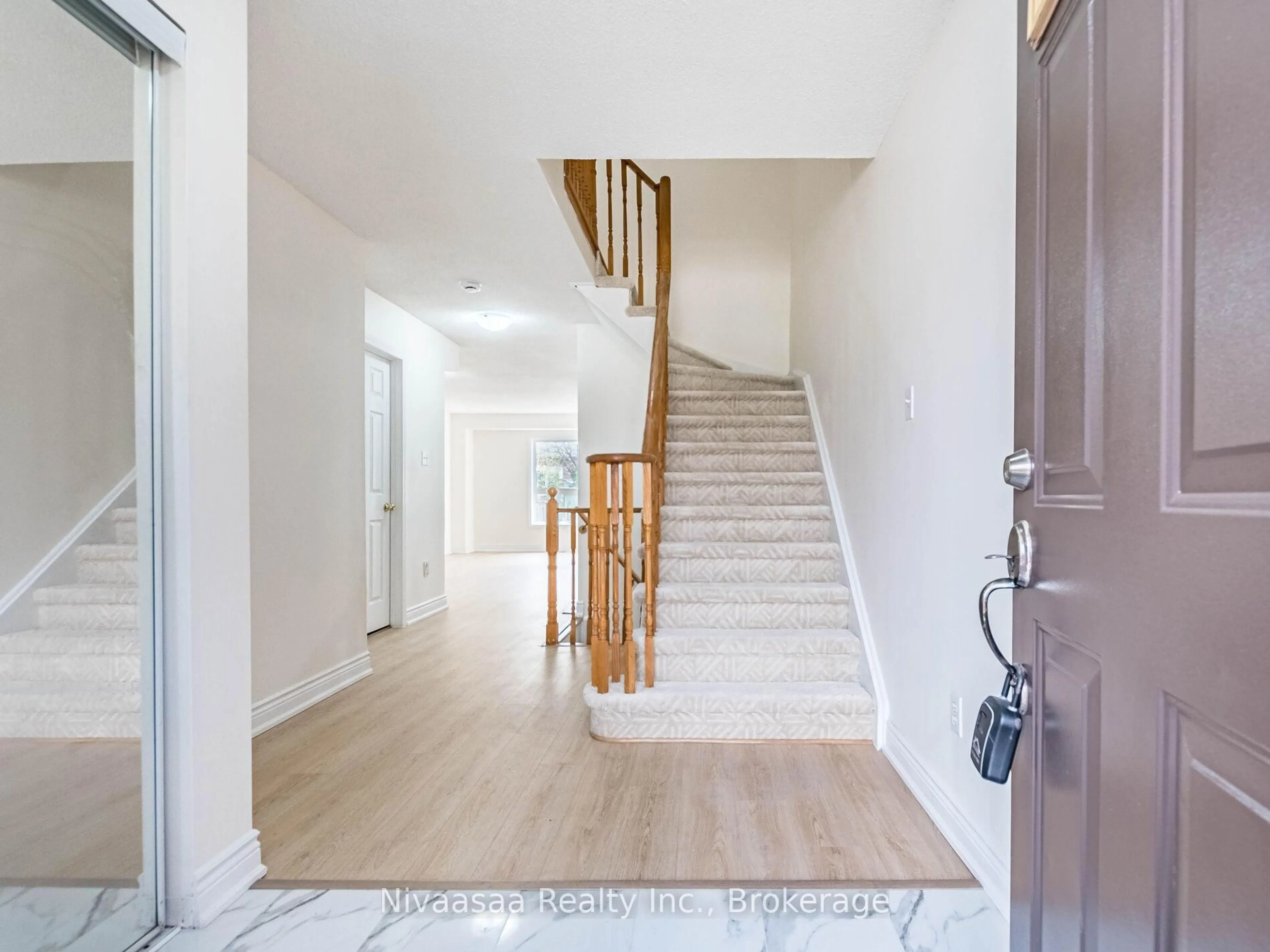 Indoor foyer for 32 Twin Pines Cres, Brampton Ontario L7A 1M6