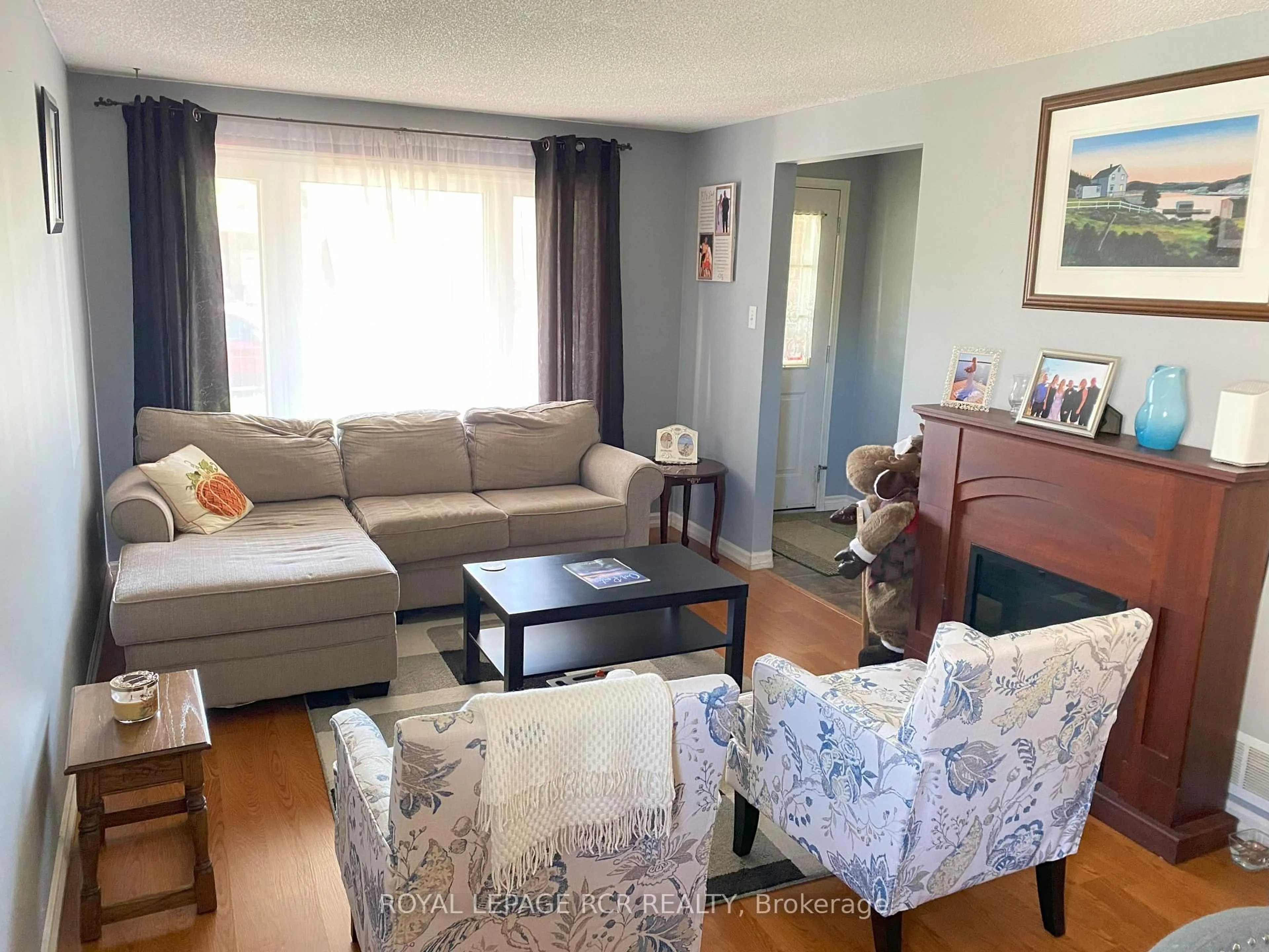 Living room with furniture, wood/laminate floor for 90 Pheasant Crt, Orangeville Ontario L9W 4J9