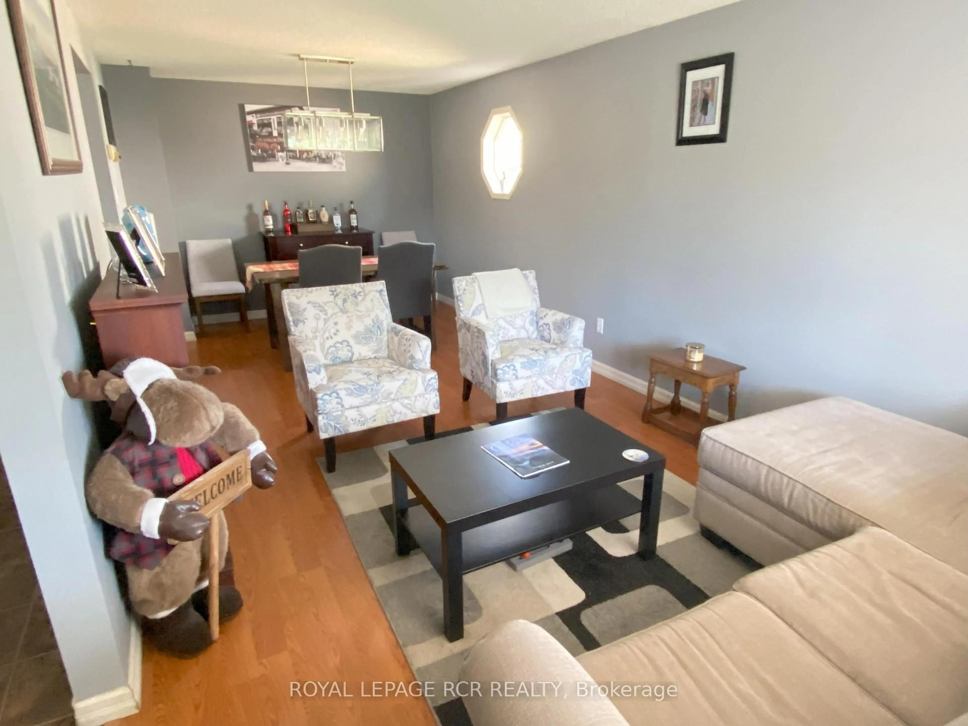 Living room with furniture, unknown for 90 Pheasant Crt, Orangeville Ontario L9W 4J9