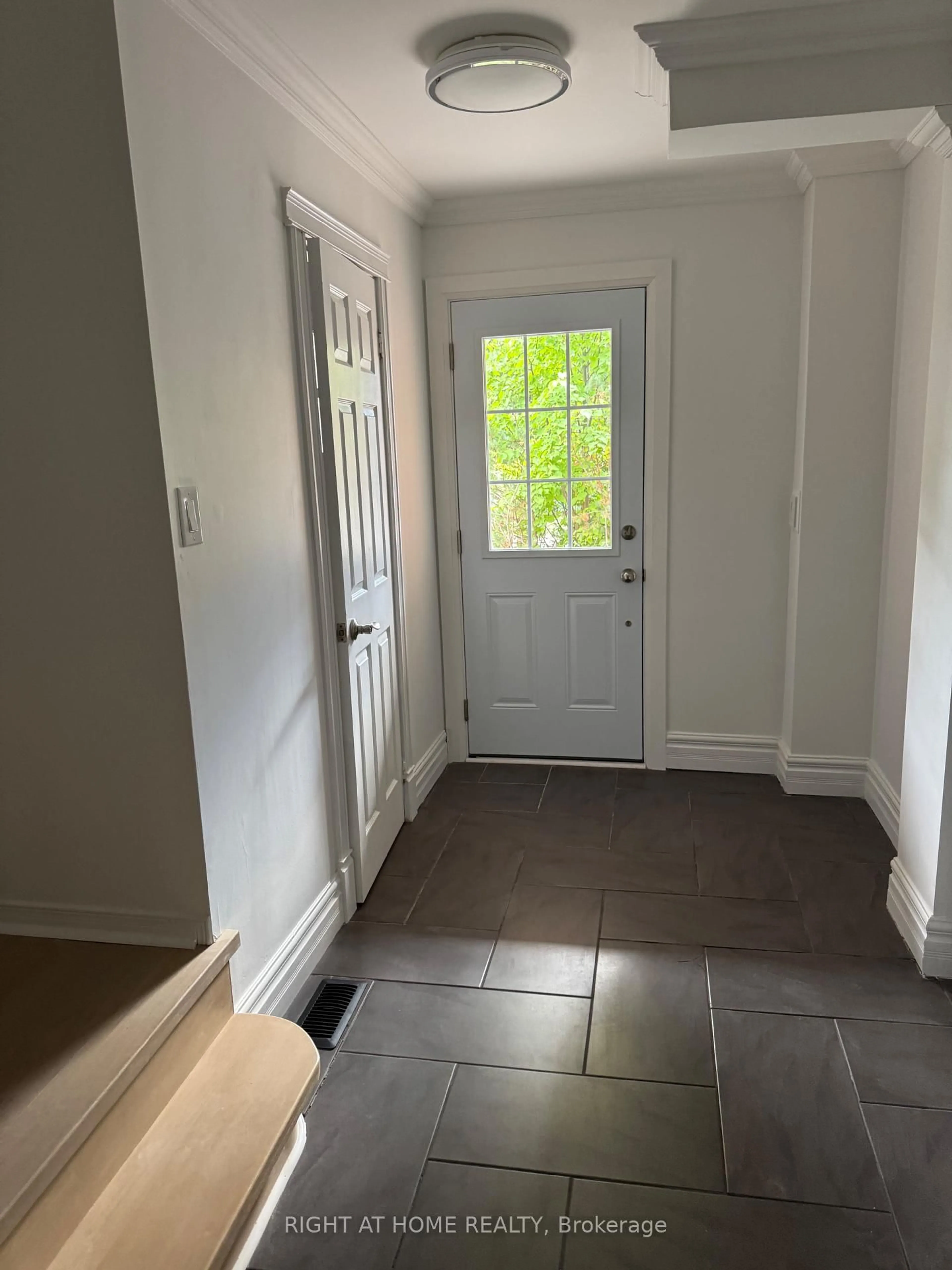 Indoor entryway for 1216 Blackburn Dr, Oakville Ontario L6M 2X9