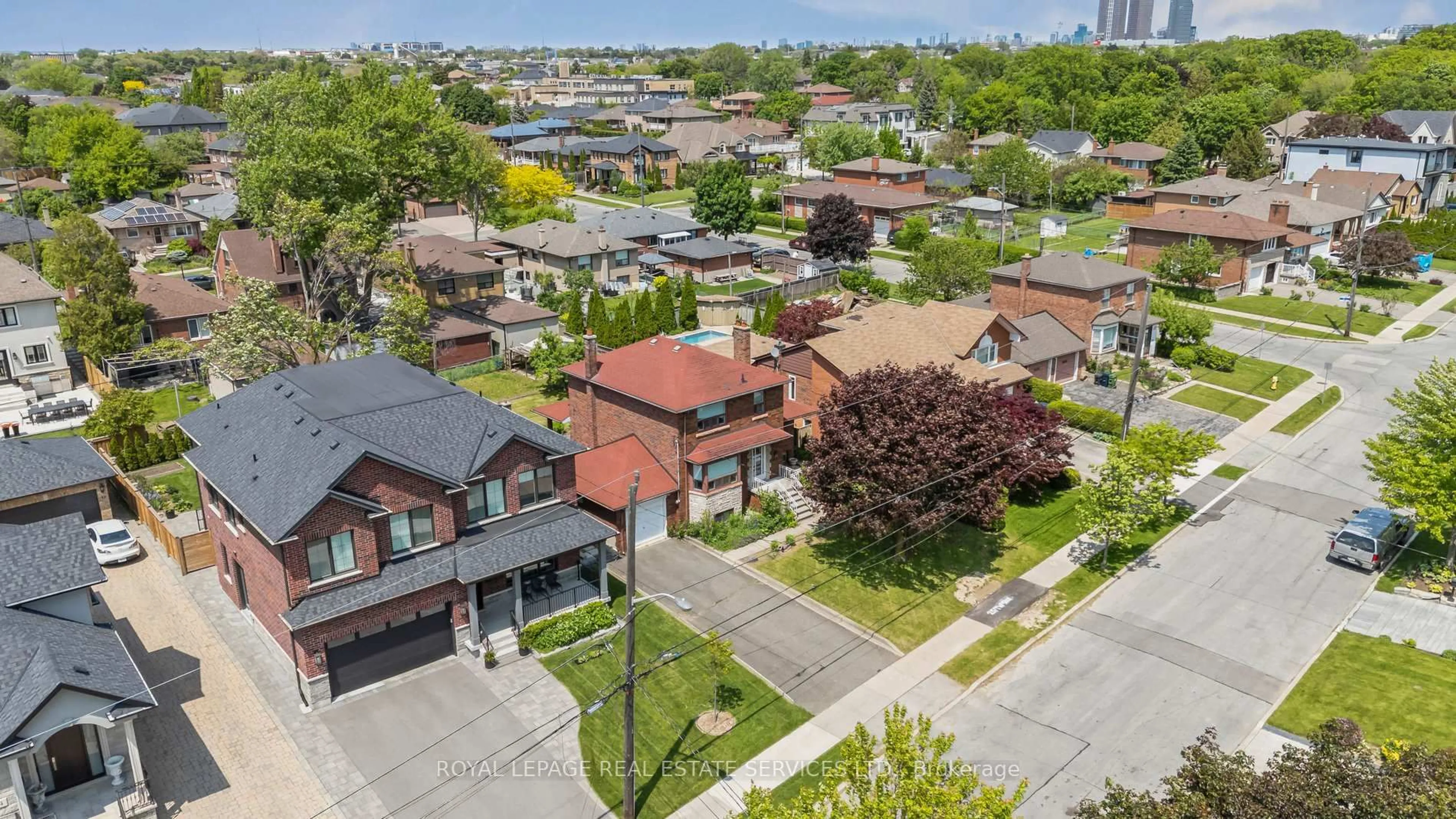 A pic from outside/outdoor area/front of a property/back of a property/a pic from drone, street for 28 Cornelius Pkwy, Toronto Ontario M6L 2K3