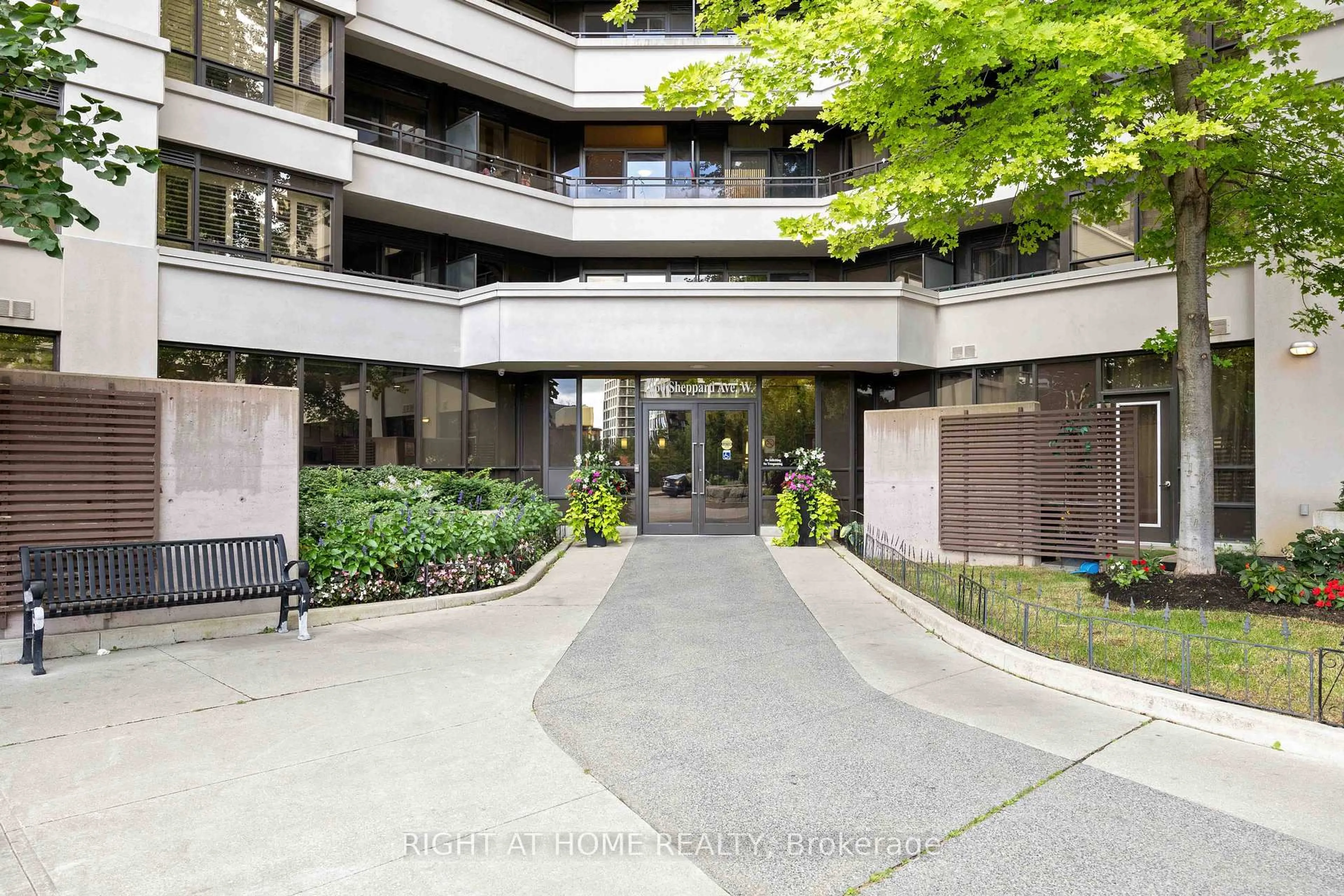 Indoor foyer for 1060 Sheppard Ave #1521, Toronto Ontario M3J 0G7