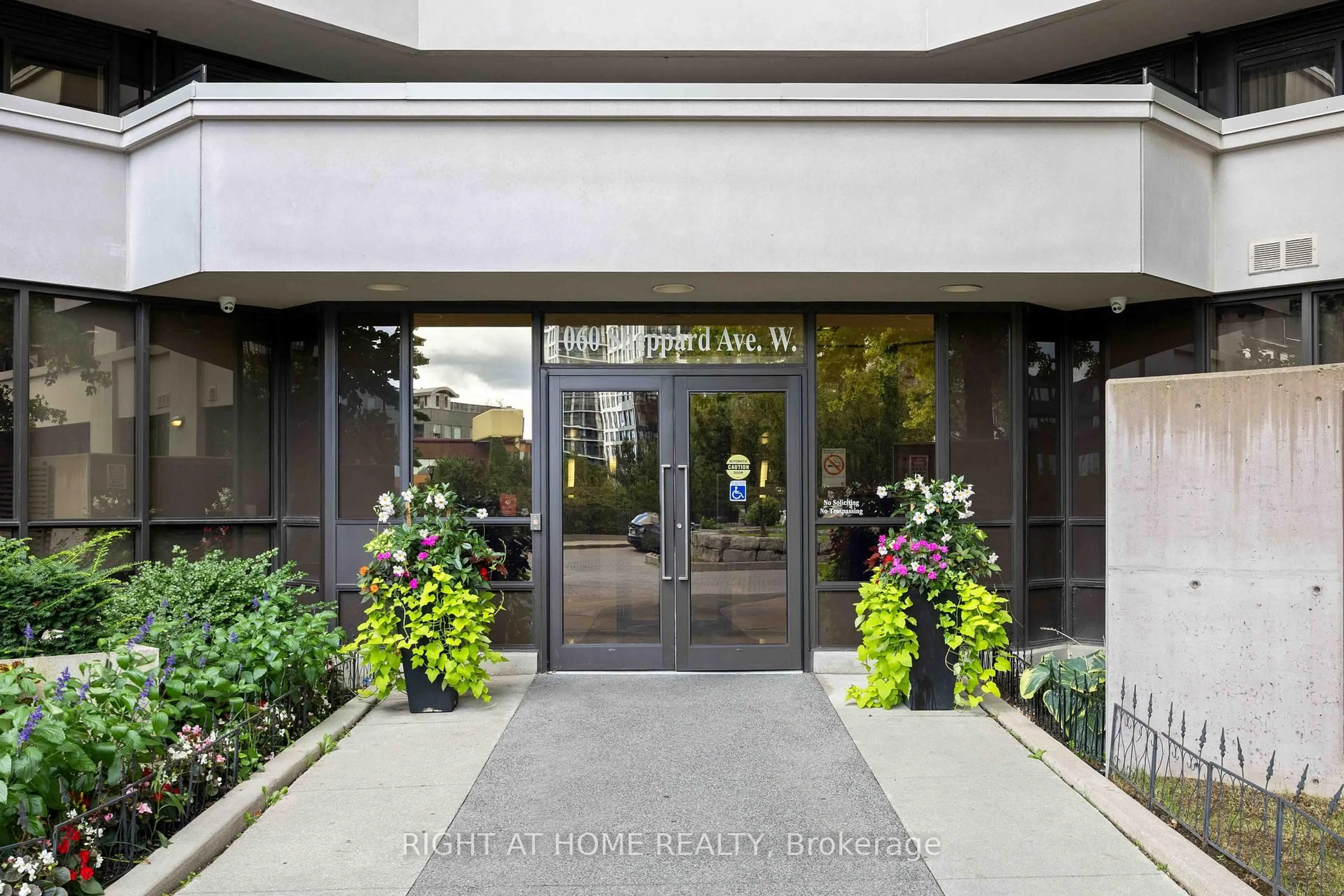 Indoor entryway for 1060 Sheppard Ave #1521, Toronto Ontario M3J 0G7