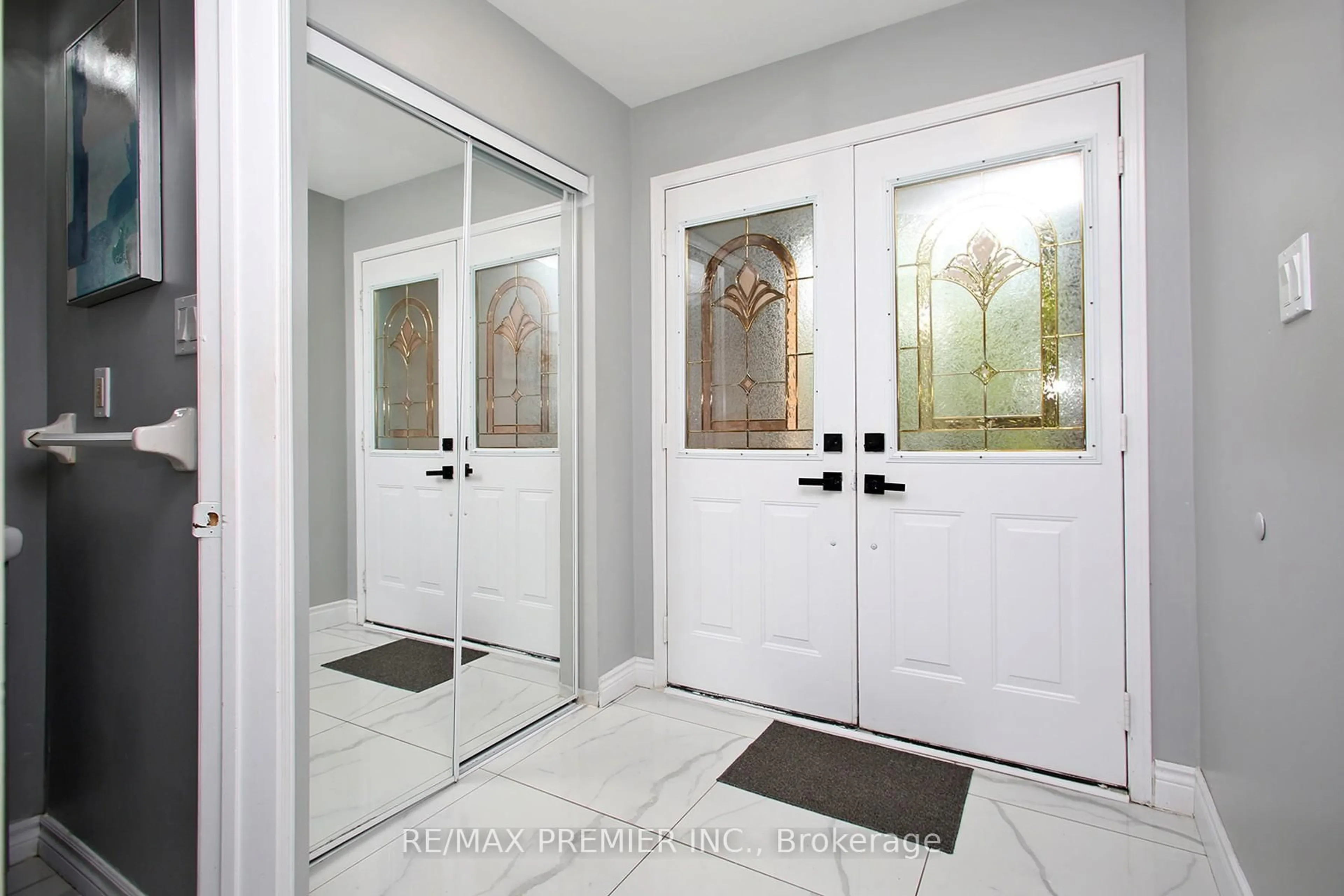 Indoor entryway for 70 Gilgorm Rd, Brampton Ontario L6X 4P5