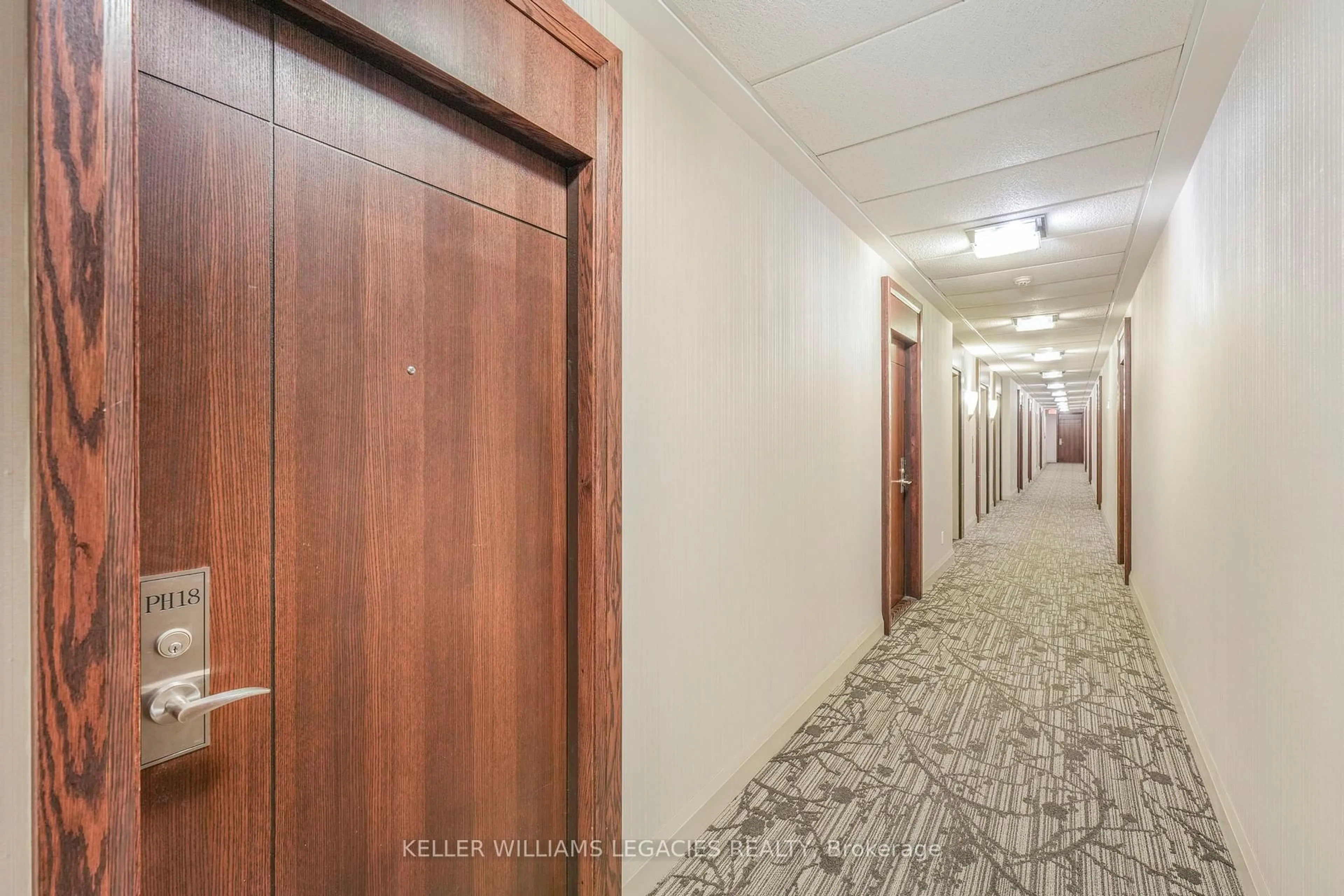 Indoor foyer for 339 Rathburn Rd #PH18, Mississauga Ontario L5B 0K6