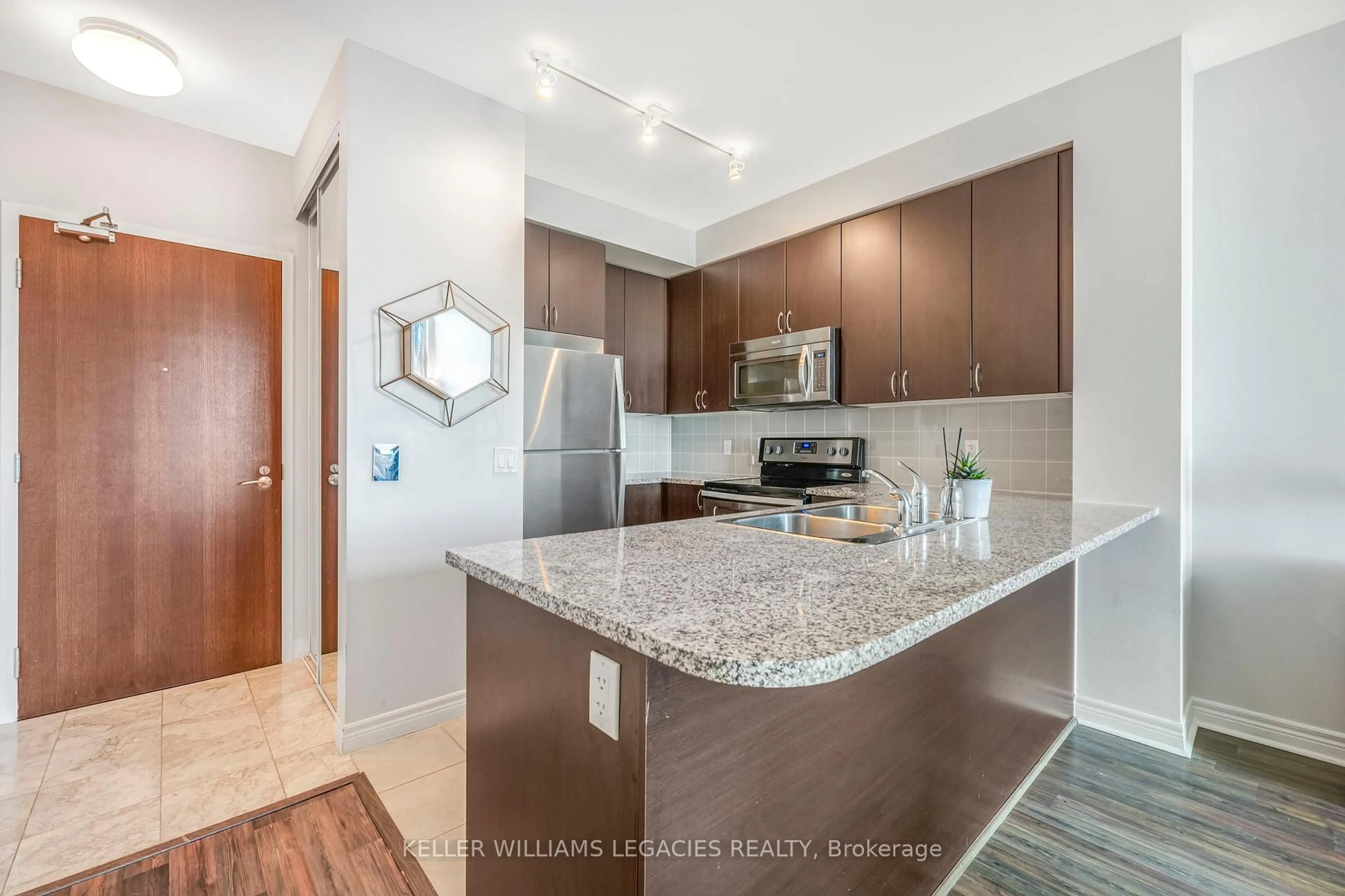 Open concept kitchen, unknown for 339 Rathburn Rd #PH18, Mississauga Ontario L5B 0K6