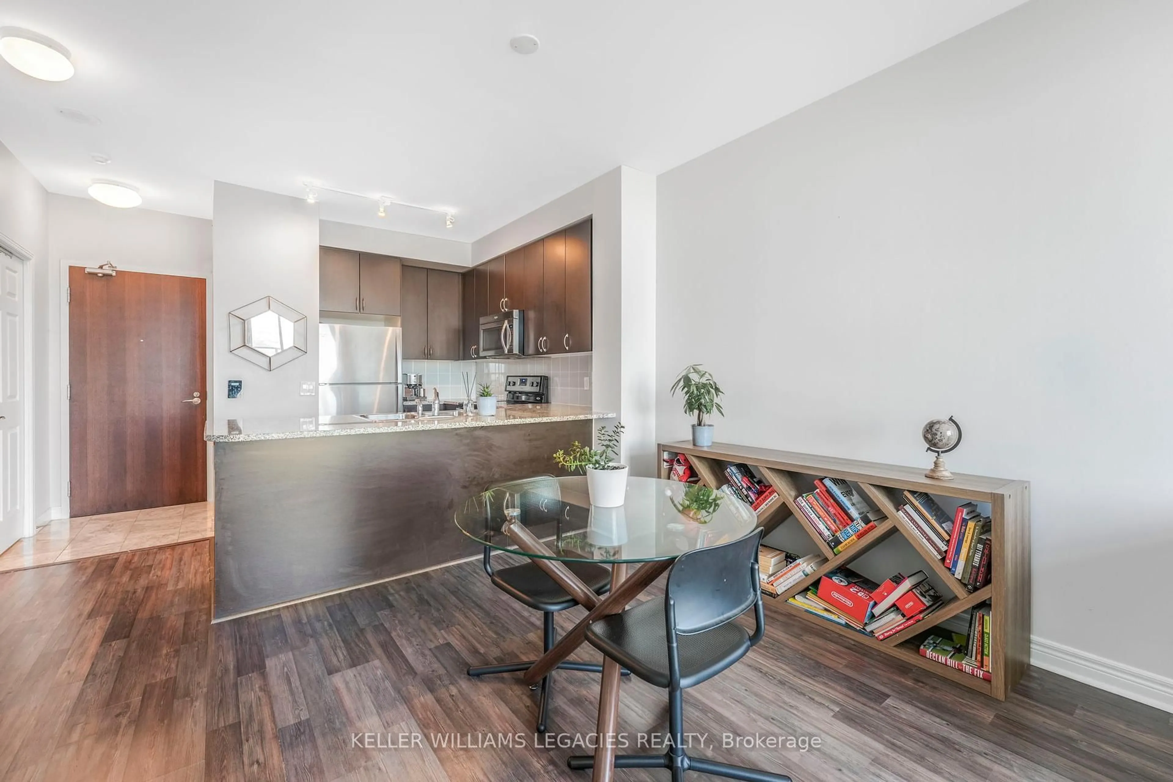 Open concept kitchen, wood/laminate floor for 339 Rathburn Rd #PH18, Mississauga Ontario L5B 0K6