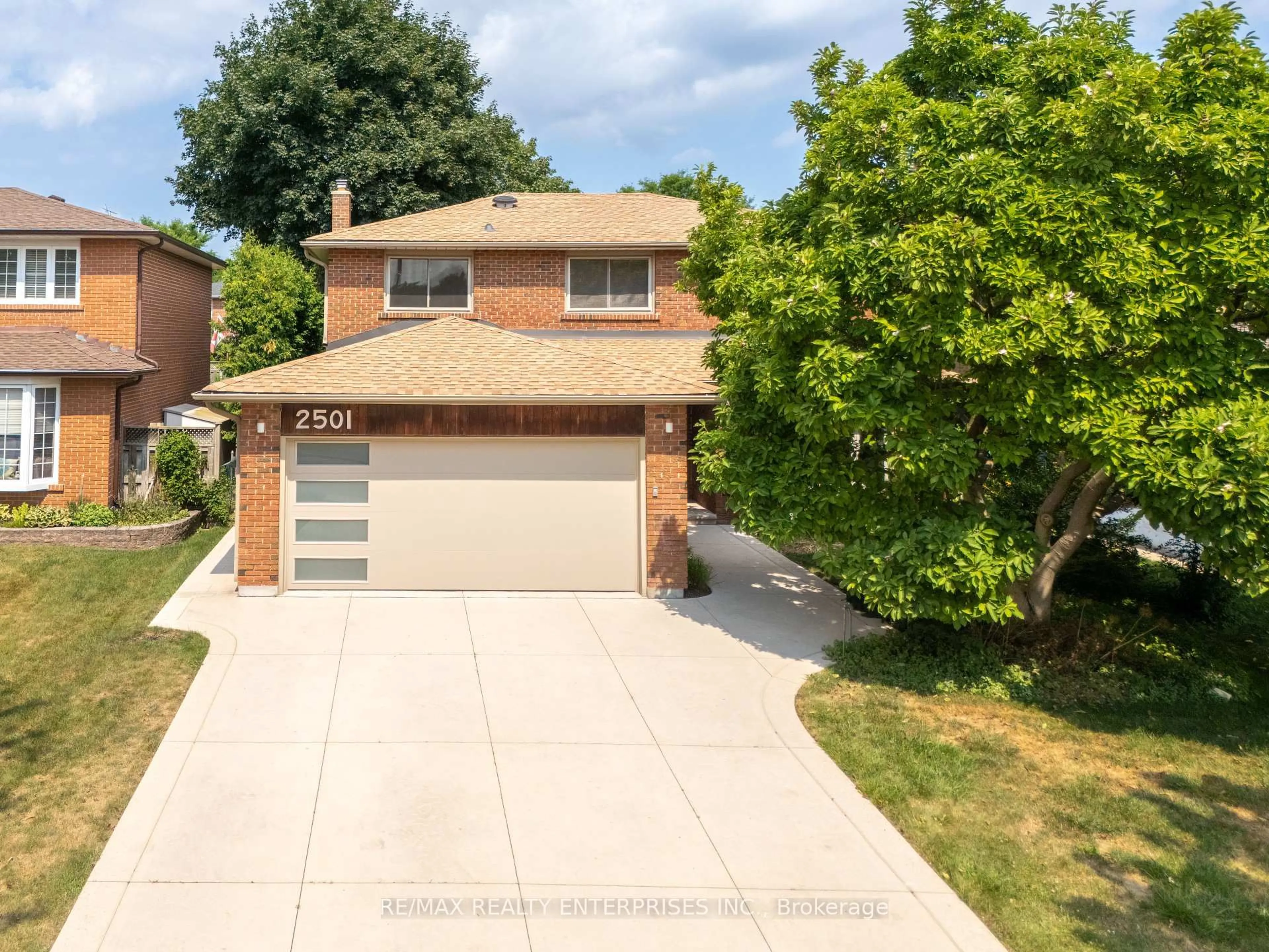 A pic from outside/outdoor area/front of a property/back of a property/a pic from drone, street for 2501 Benedet Dr, Mississauga Ontario L5J 4H5