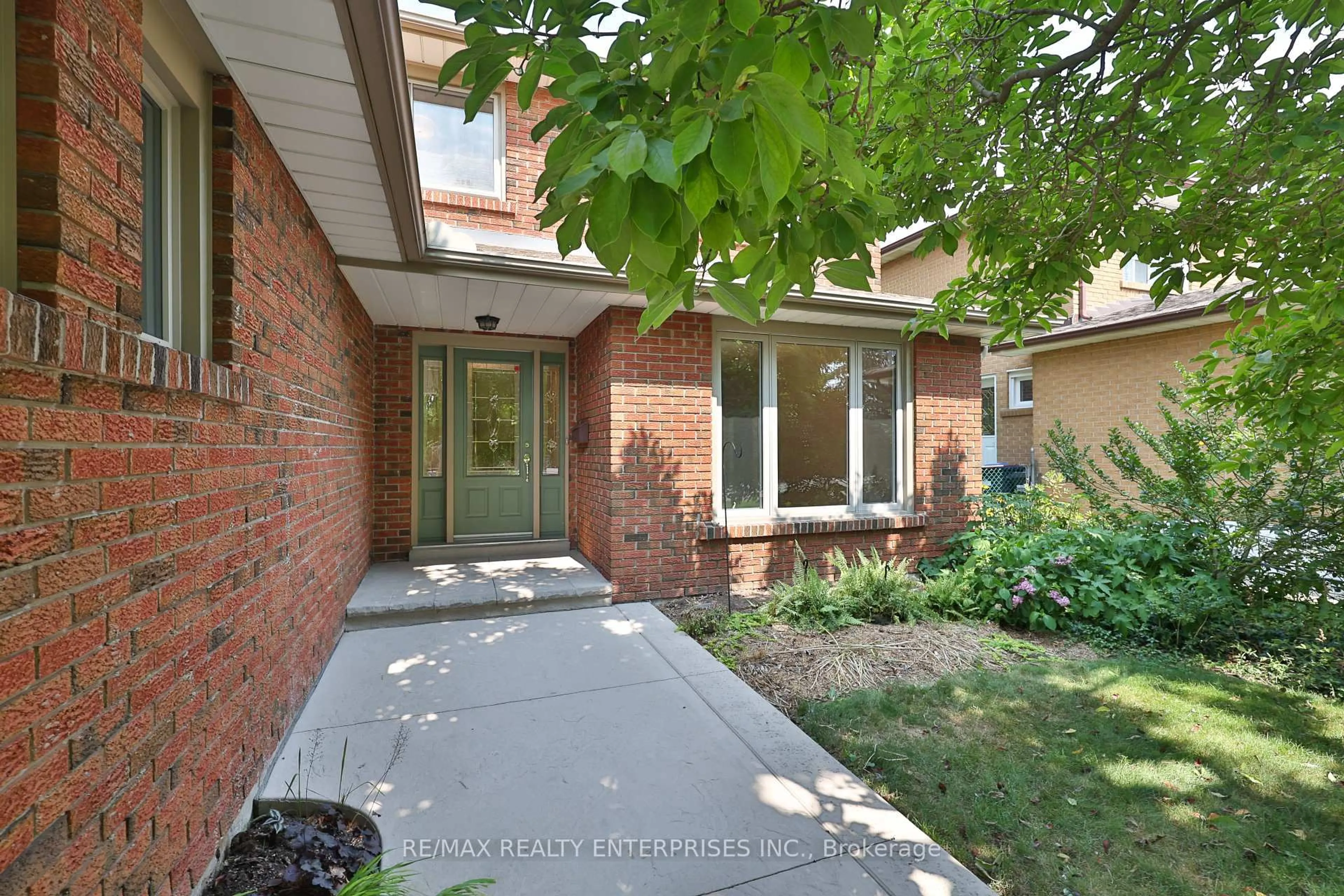 Home with brick exterior material, street for 2501 Benedet Dr, Mississauga Ontario L5J 4H5