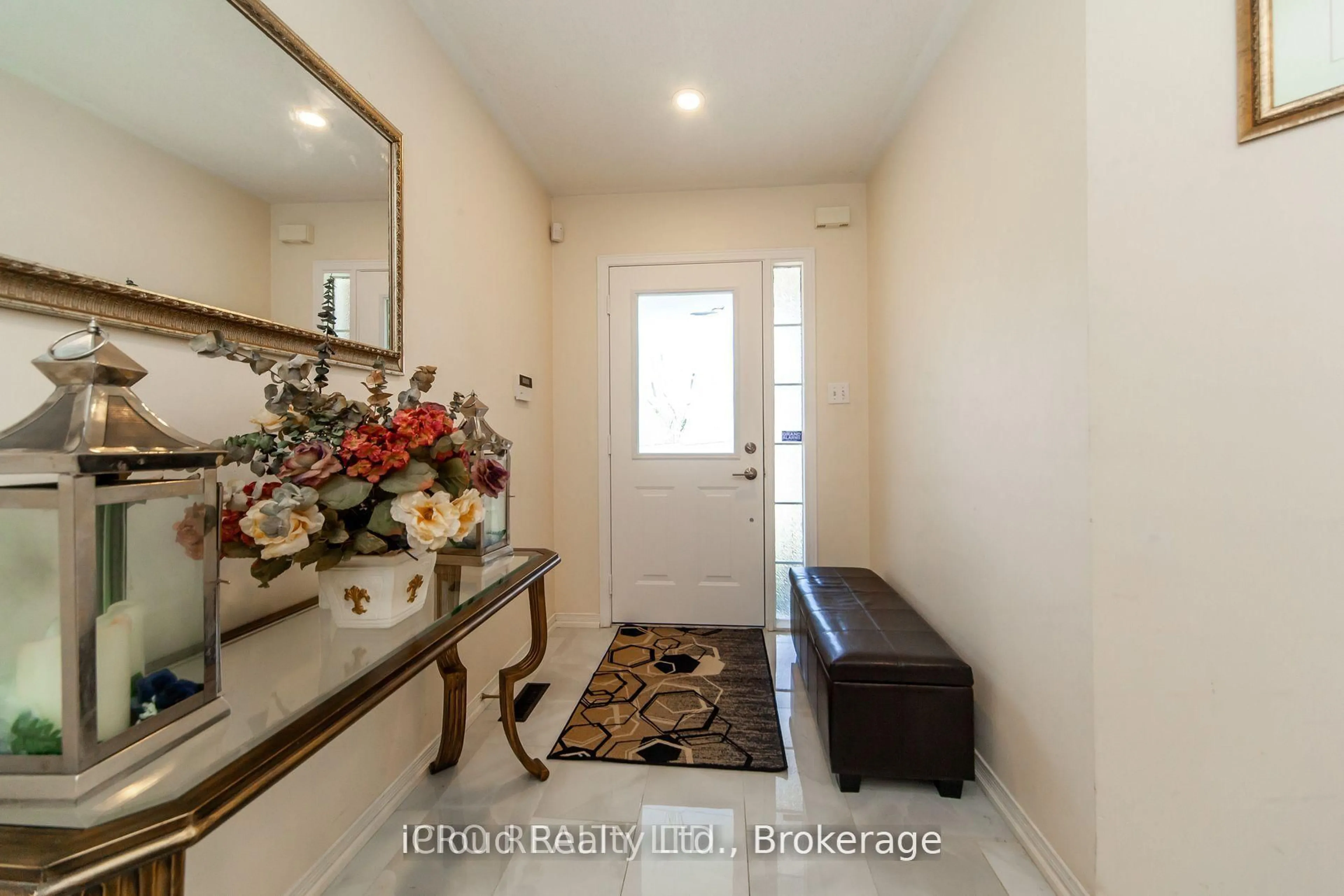 Indoor entryway for 3391 Crimson King Circ, Mississauga Ontario L5N 8N1