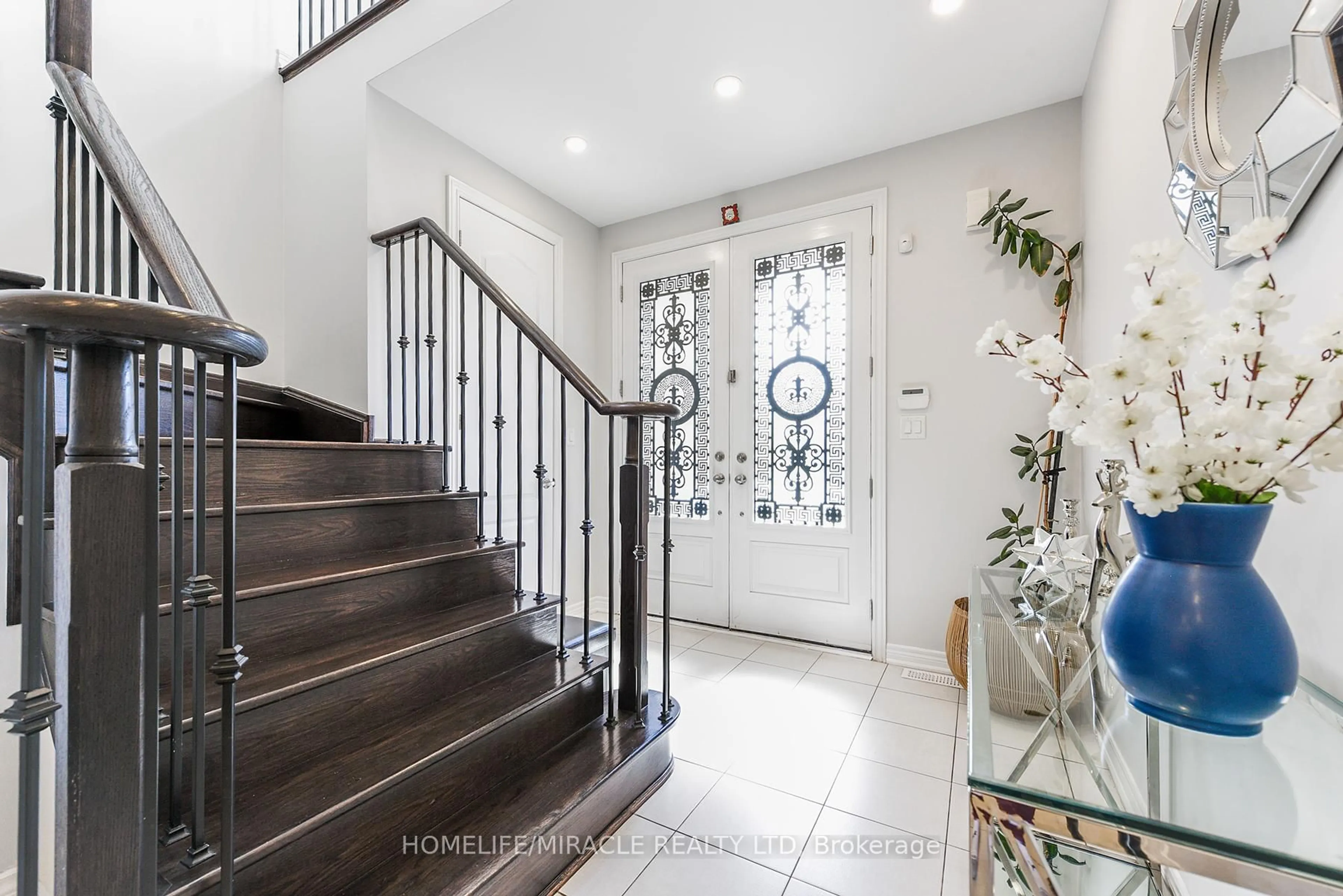 Indoor entryway for 122 Bonnie Braes Dr, Brampton Ontario L6Y 0W7