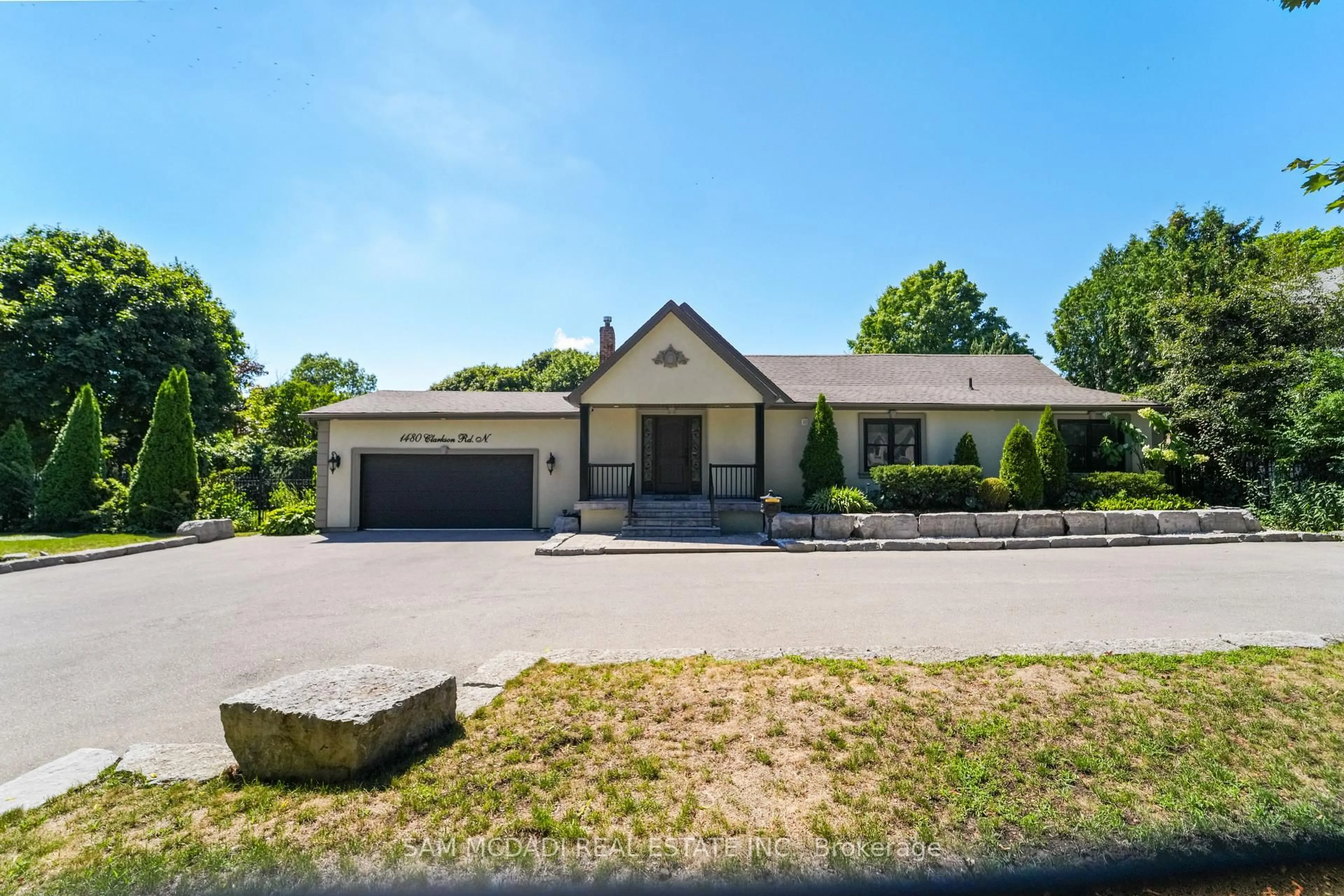 A pic from outside/outdoor area/front of a property/back of a property/a pic from drone, unknown for 1480 Clarkson Rd, Mississauga Ontario L5J 2W9