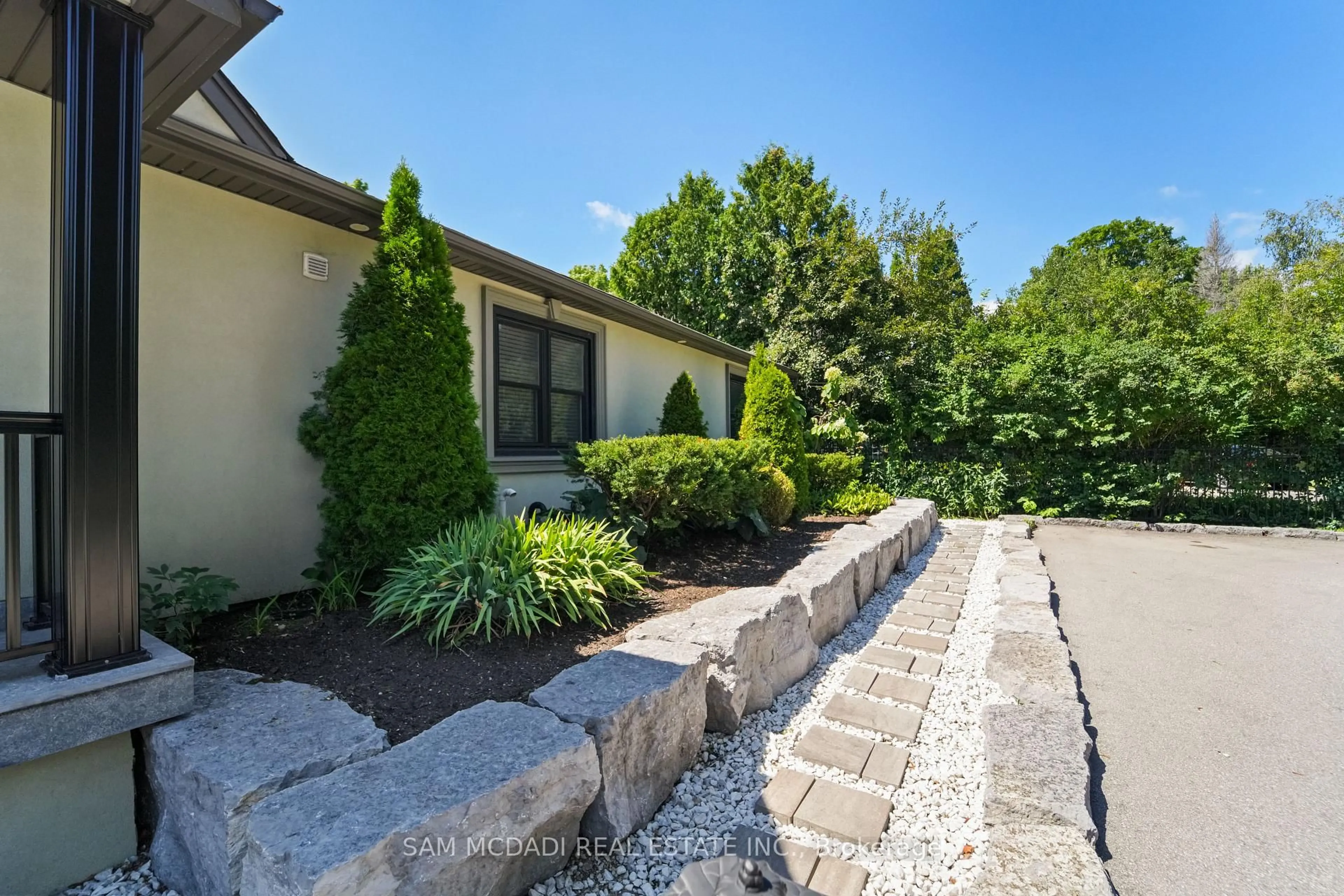 Patio, street for 1480 Clarkson Rd, Mississauga Ontario L5J 2W9
