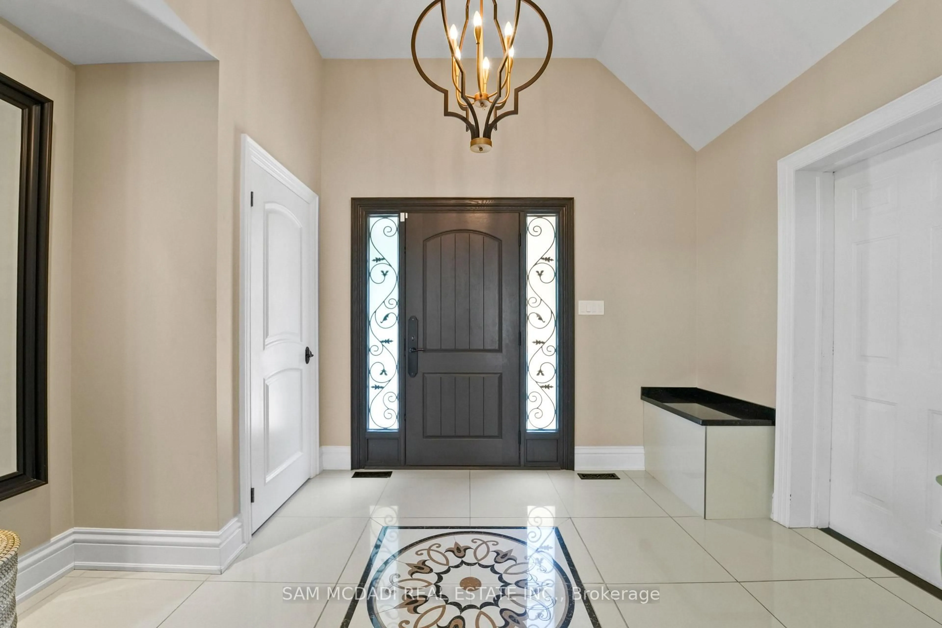 Indoor entryway for 1480 Clarkson Rd, Mississauga Ontario L5J 2W9