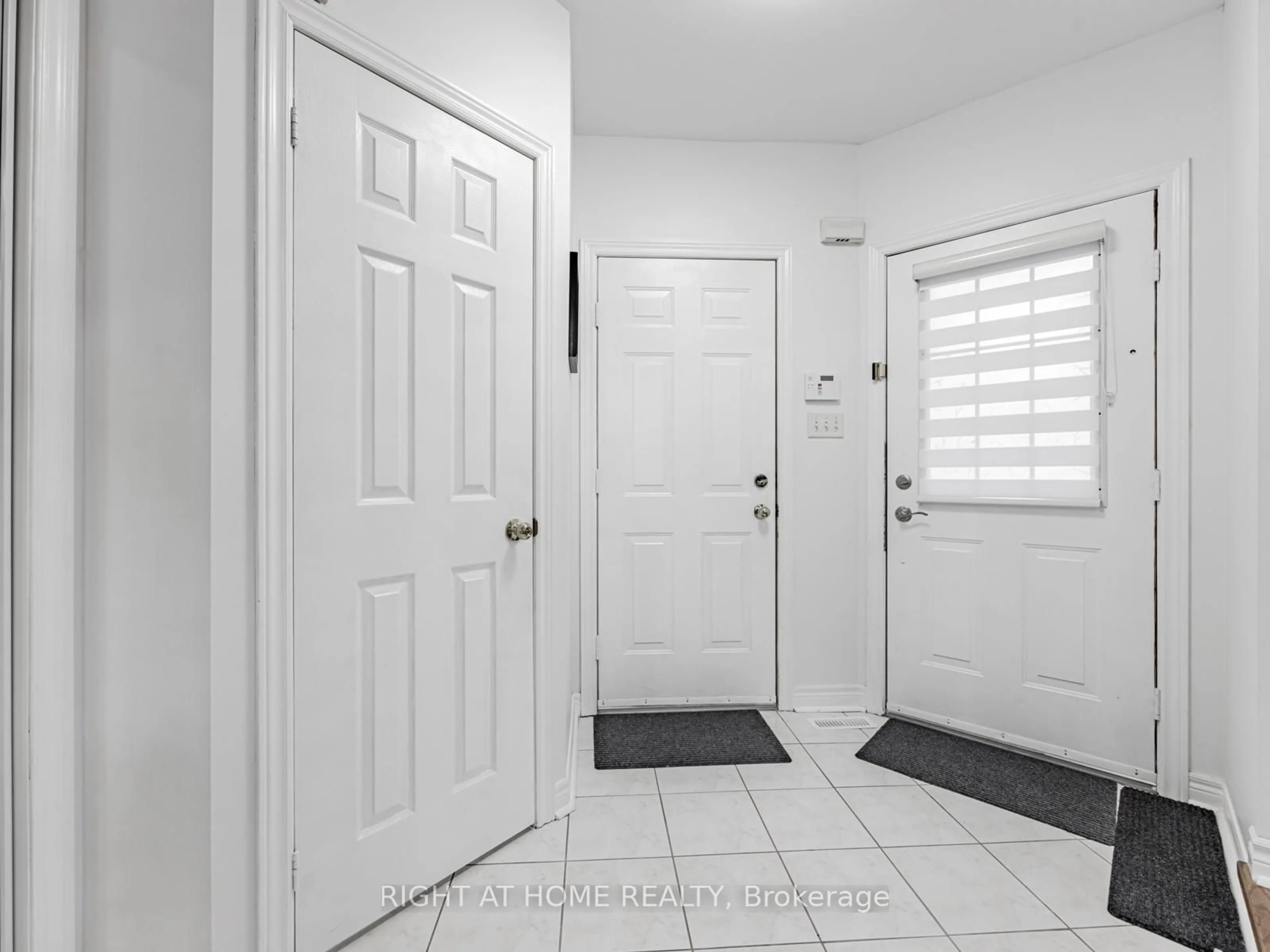 Indoor entryway for 5326 Marblewood Dr, Mississauga Ontario L5V 2K8